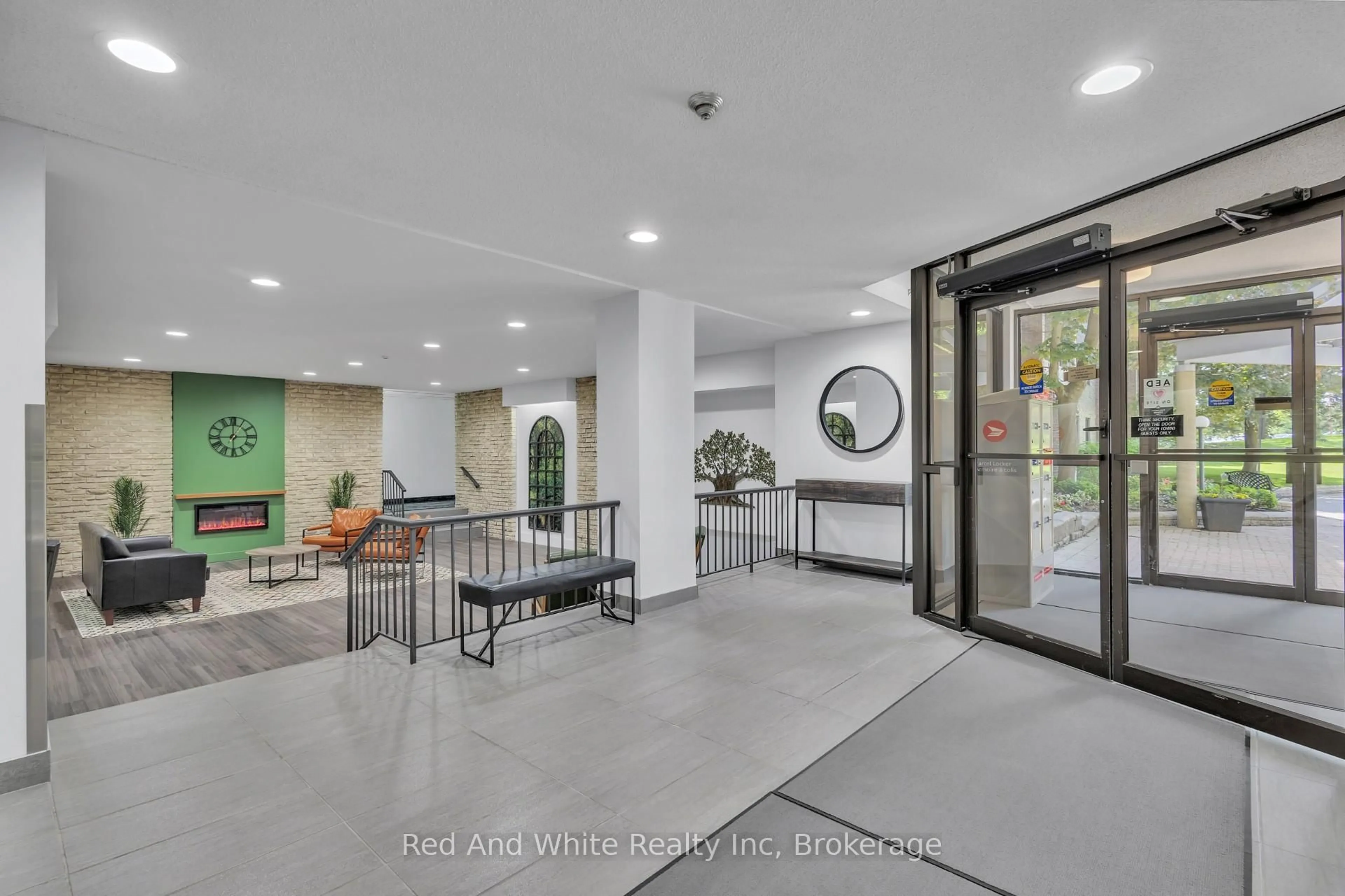 Indoor foyer for 93 Westwood Rd #206, Guelph Ontario N1H 7J7