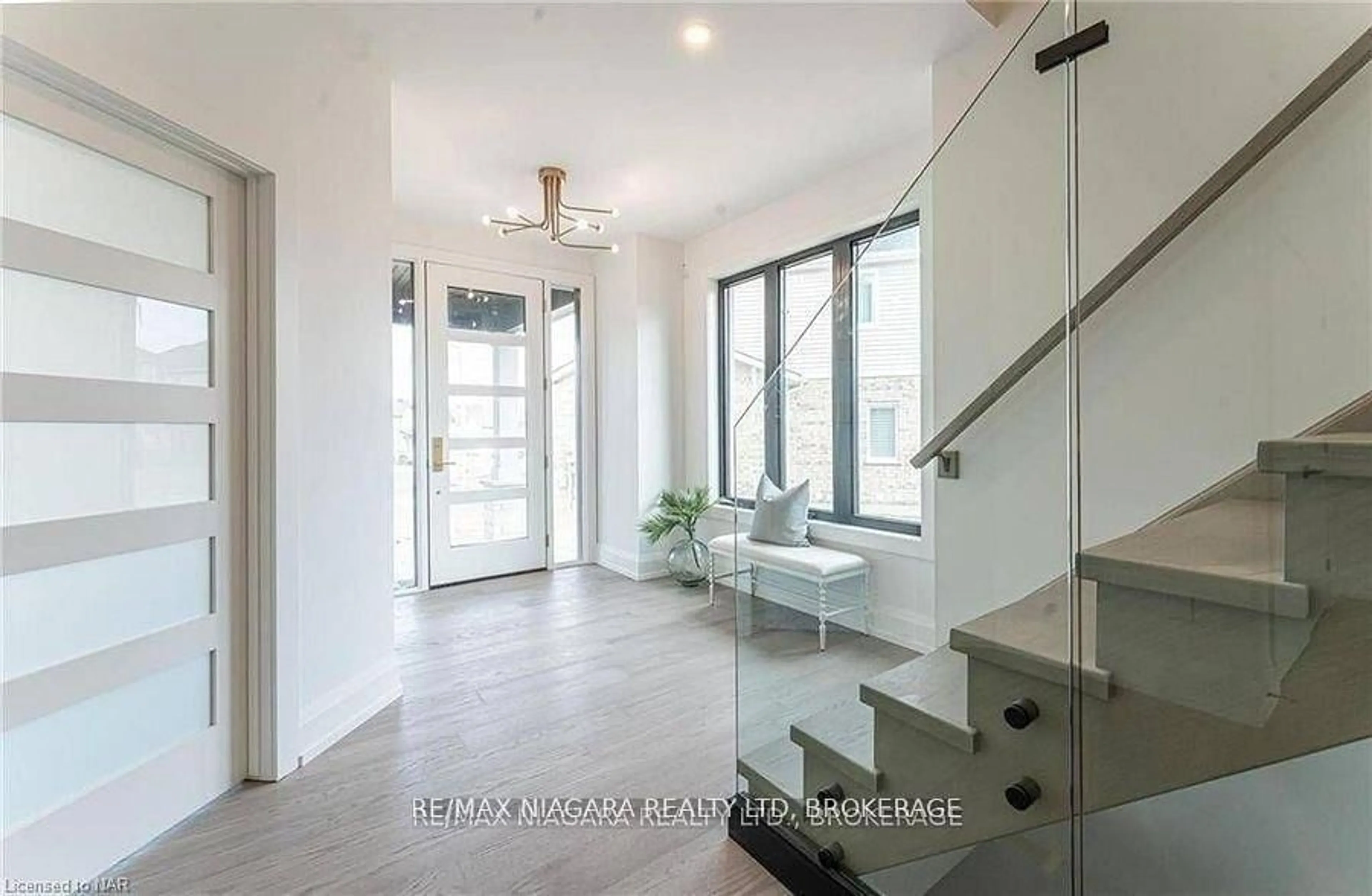 Indoor foyer for 2782 Canadiana Crt, Fort Erie Ontario L0S 1S0