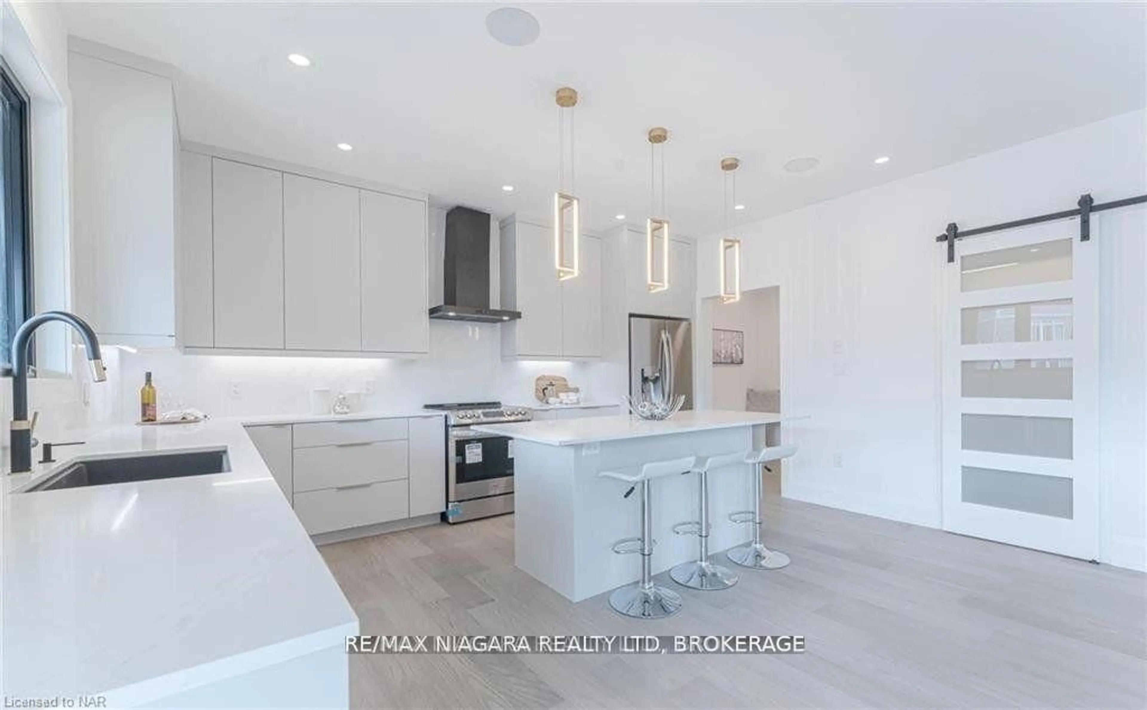 Contemporary kitchen, ceramic/tile floor for 2782 Canadiana Crt, Fort Erie Ontario L0S 1S0