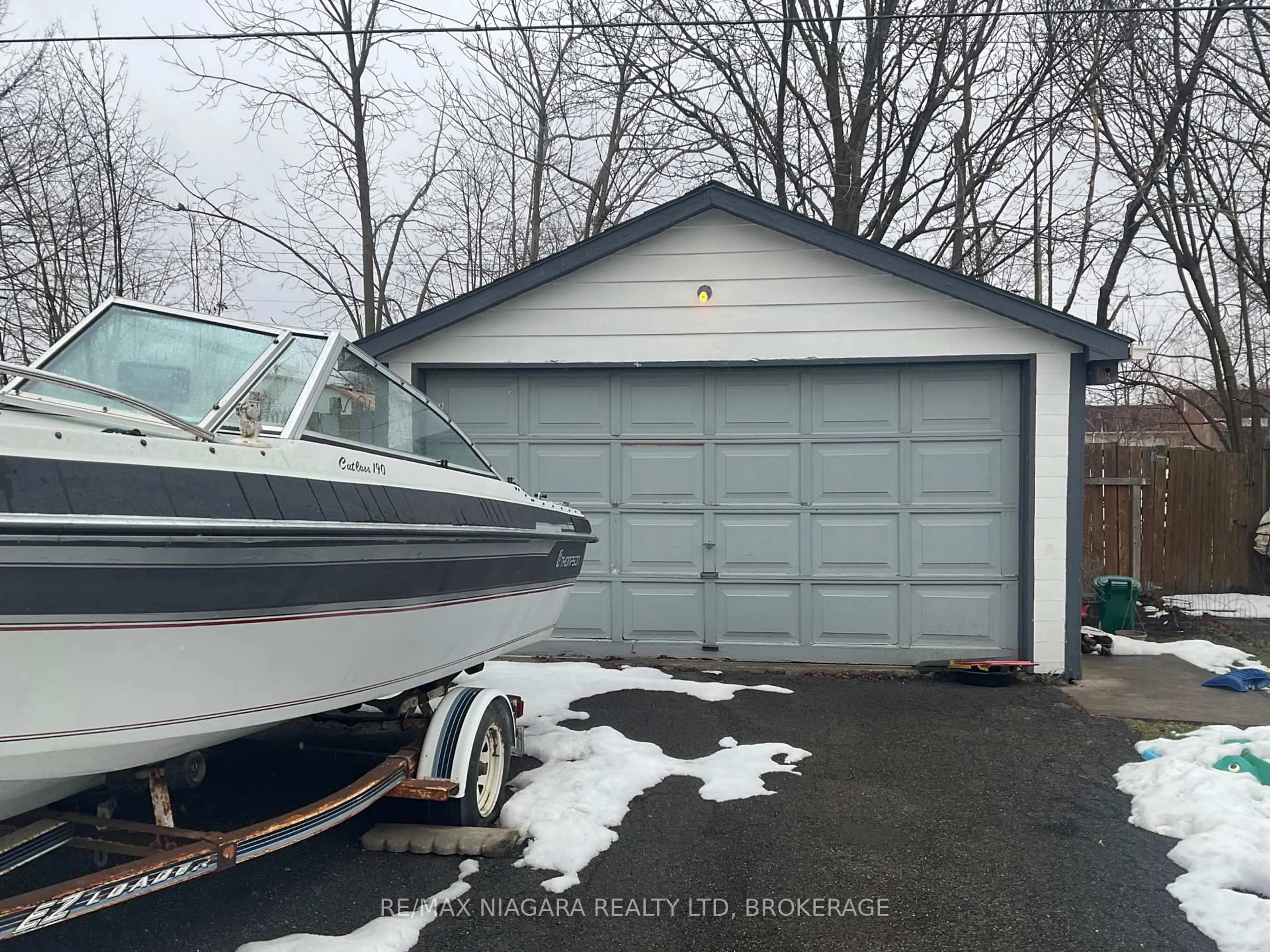 Indoor garage for 60 Dunkirk Rd, Welland Ontario L3B 2N6