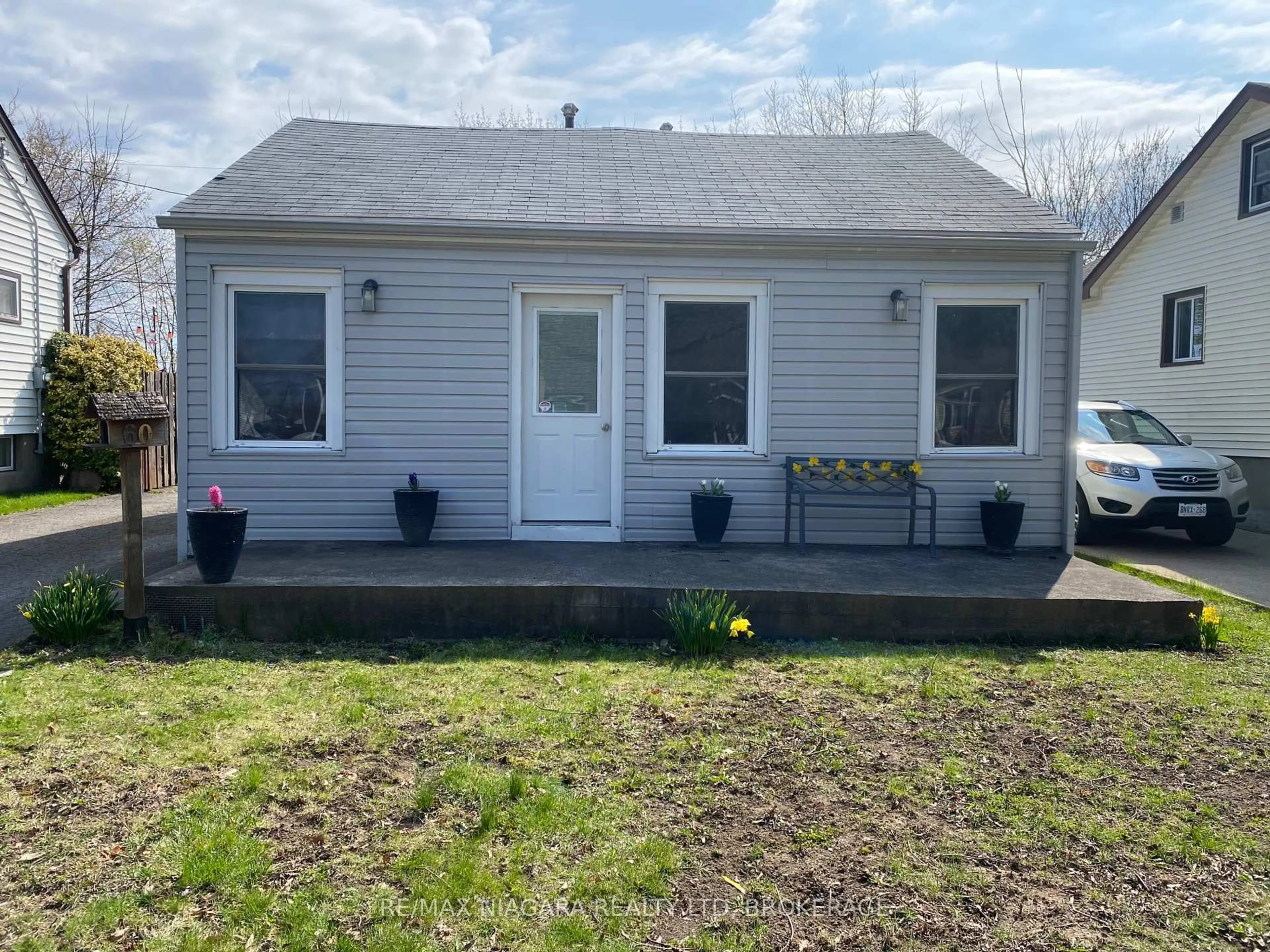 Home with vinyl exterior material, street for 60 Dunkirk Rd, Welland Ontario L3B 2N6