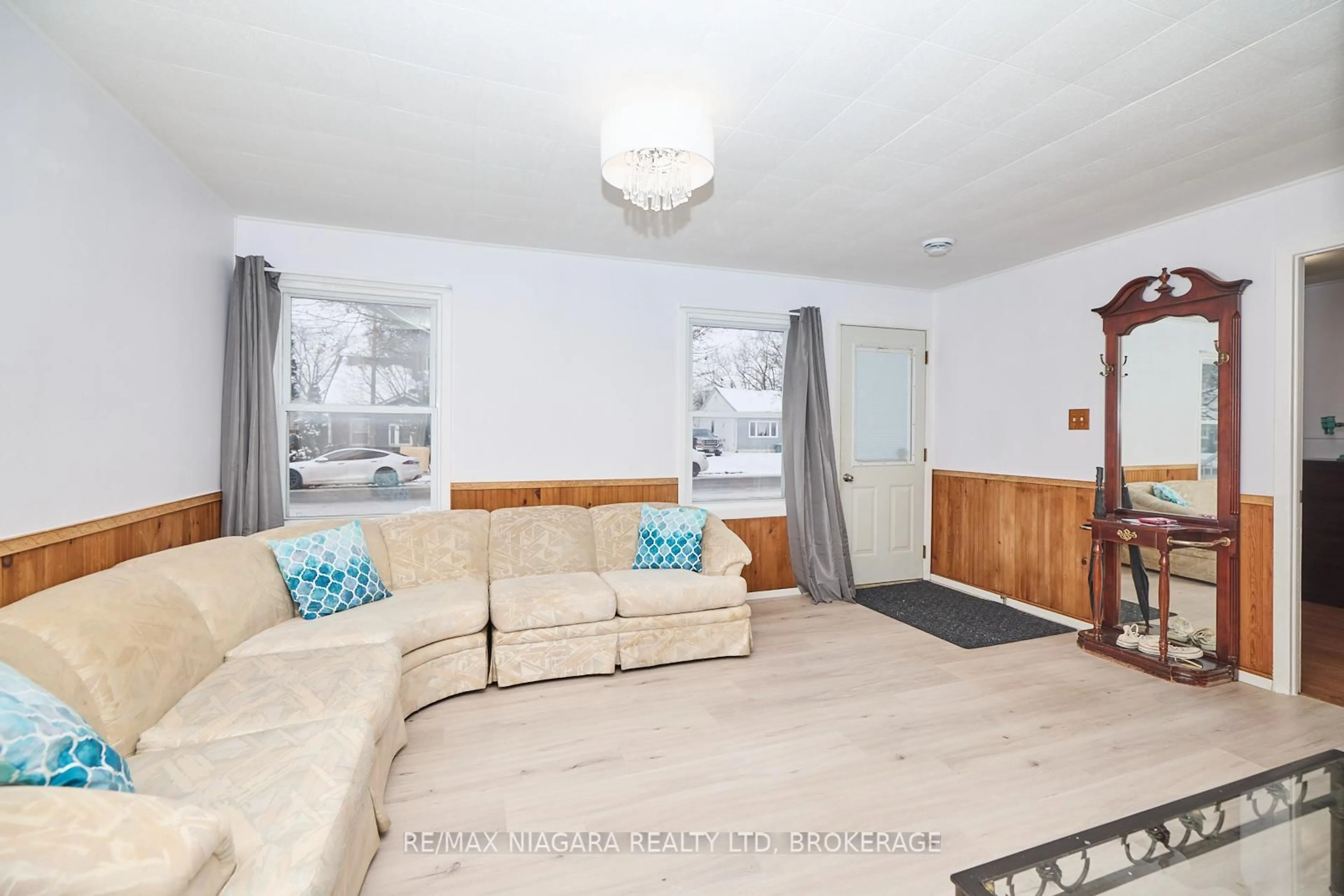 Living room with furniture, unknown for 60 Dunkirk Rd, Welland Ontario L3B 2N6