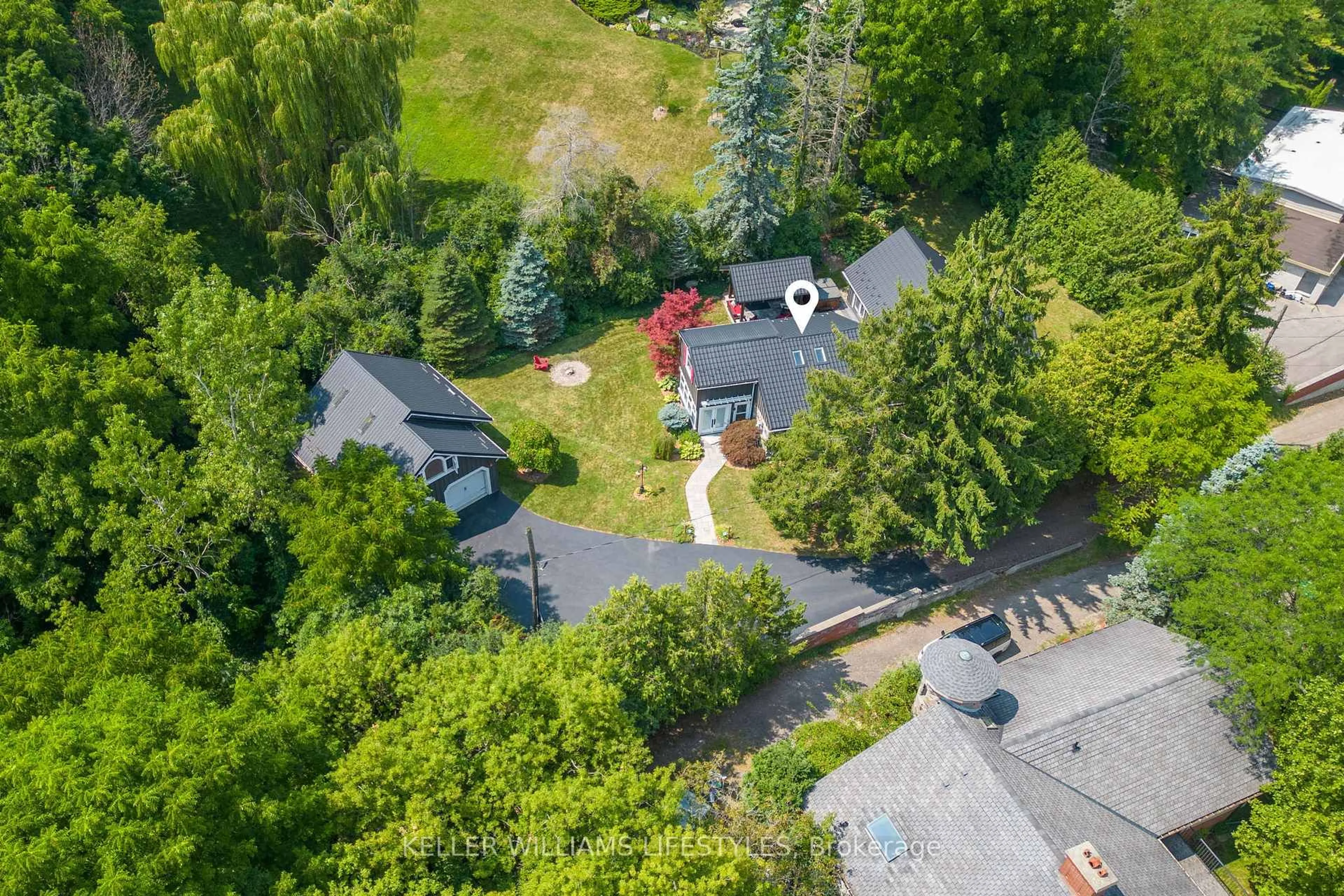 A pic from outside/outdoor area/front of a property/back of a property/a pic from drone, unknown for 515 Jarvis St, London South Ontario N6K 1X3