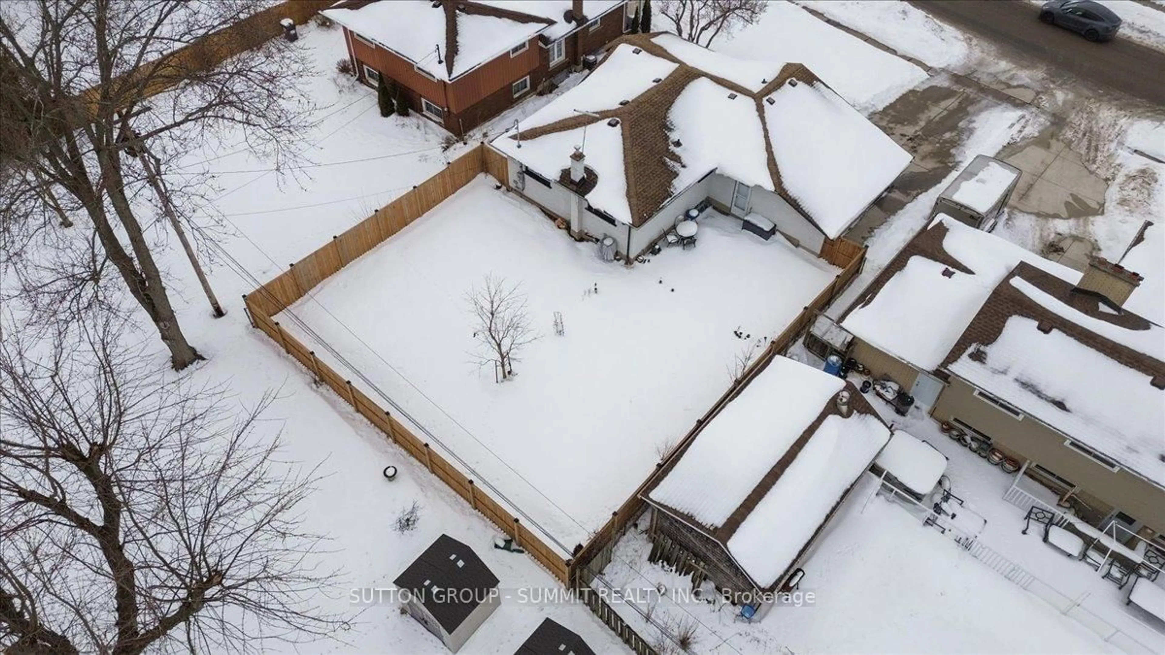 A pic from outside/outdoor area/front of a property/back of a property/a pic from drone, building for 22 Oak St, Welland Ontario L3C 2Z9