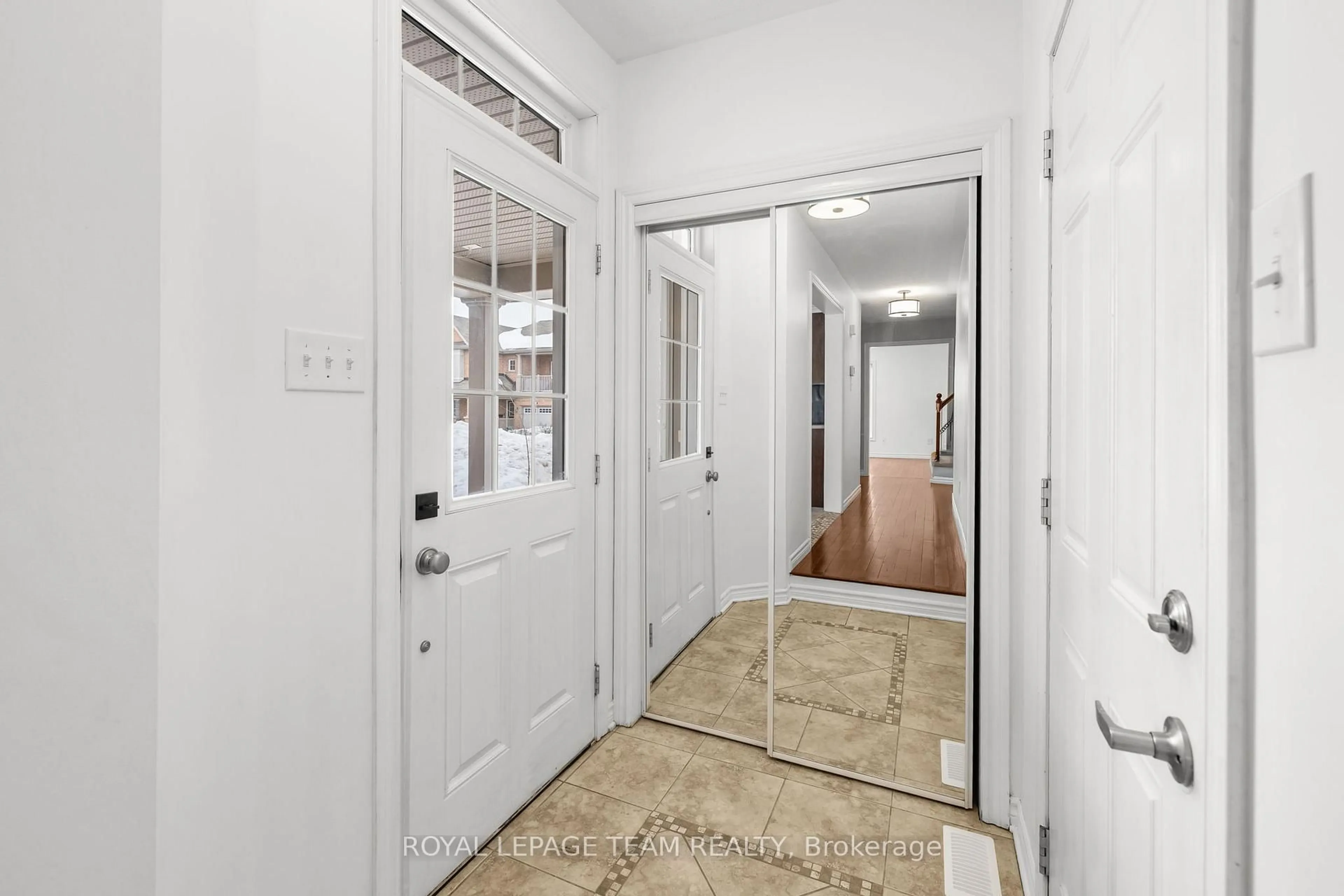 Indoor entryway for 2751 Grand Canal St, Ottawa Ontario K2J 0T1
