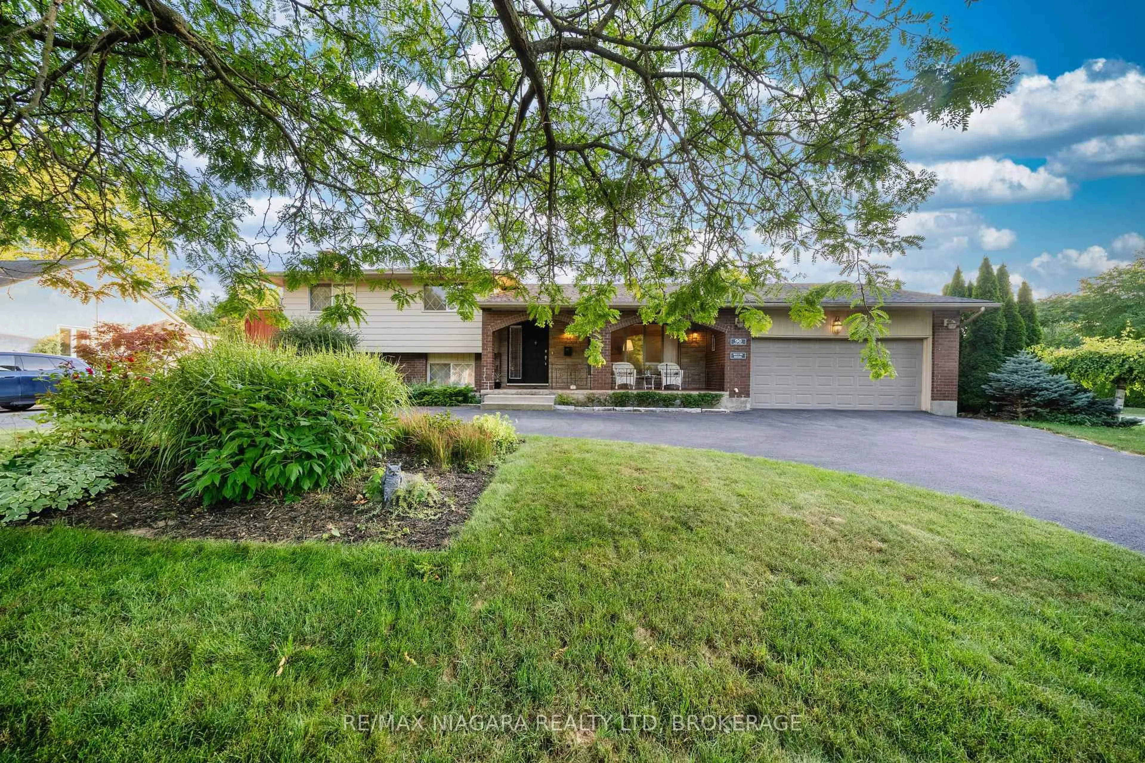 A pic from outside/outdoor area/front of a property/back of a property/a pic from drone, street for 90 Mary St, Niagara-on-the-Lake Ontario L0S 1J0