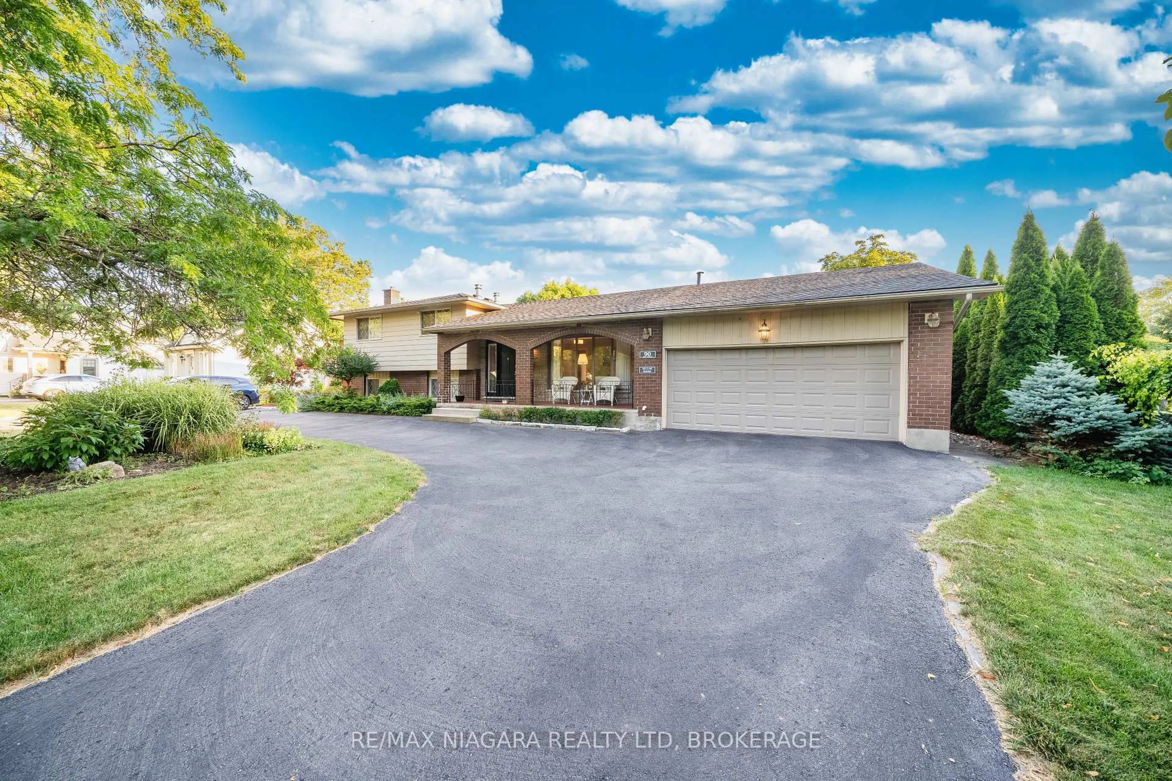 A pic from outside/outdoor area/front of a property/back of a property/a pic from drone, unknown for 90 Mary St, Niagara-on-the-Lake Ontario L0S 1J0