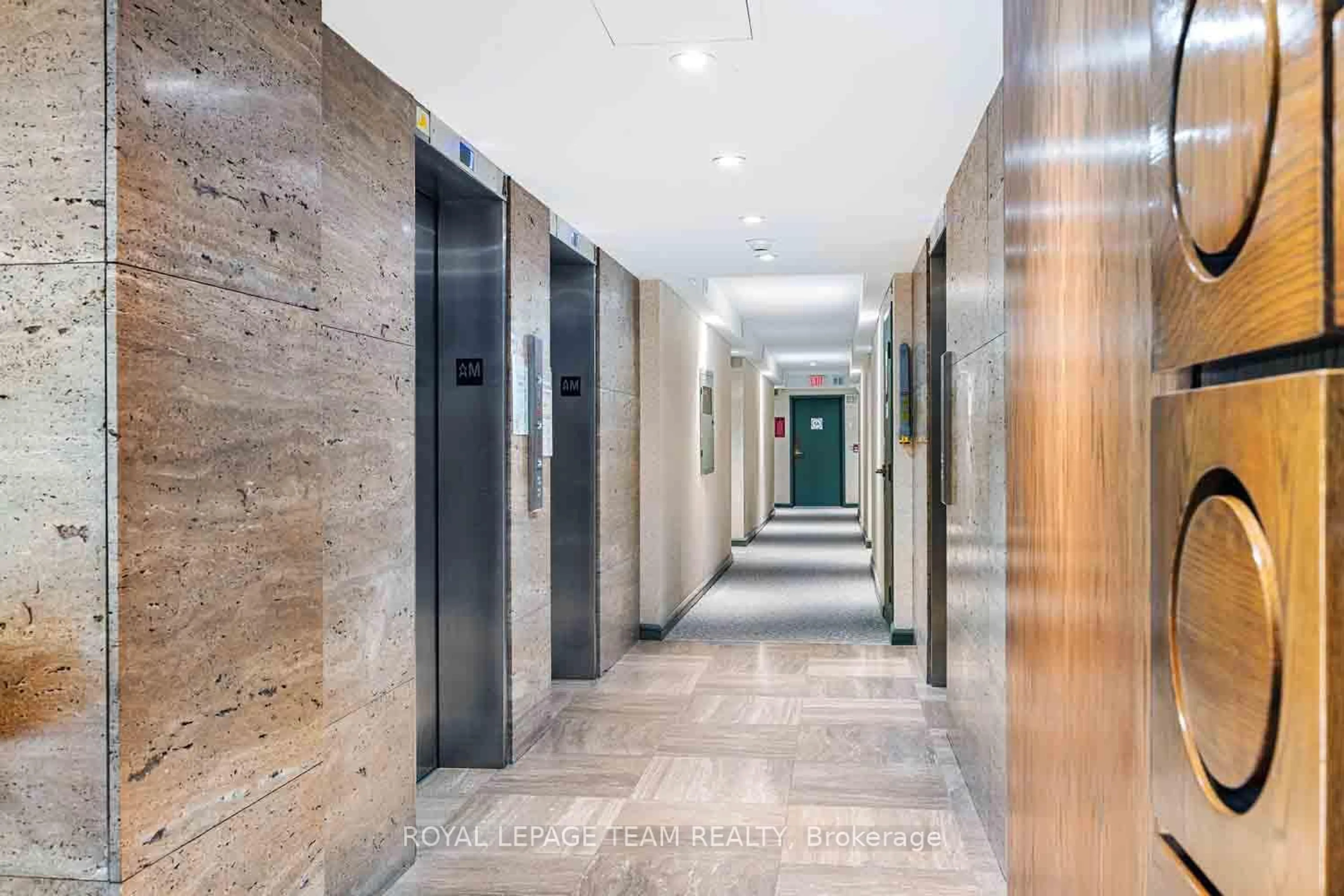 Indoor foyer for 2625 Regina St #507, Ottawa Ontario K2B 5W8