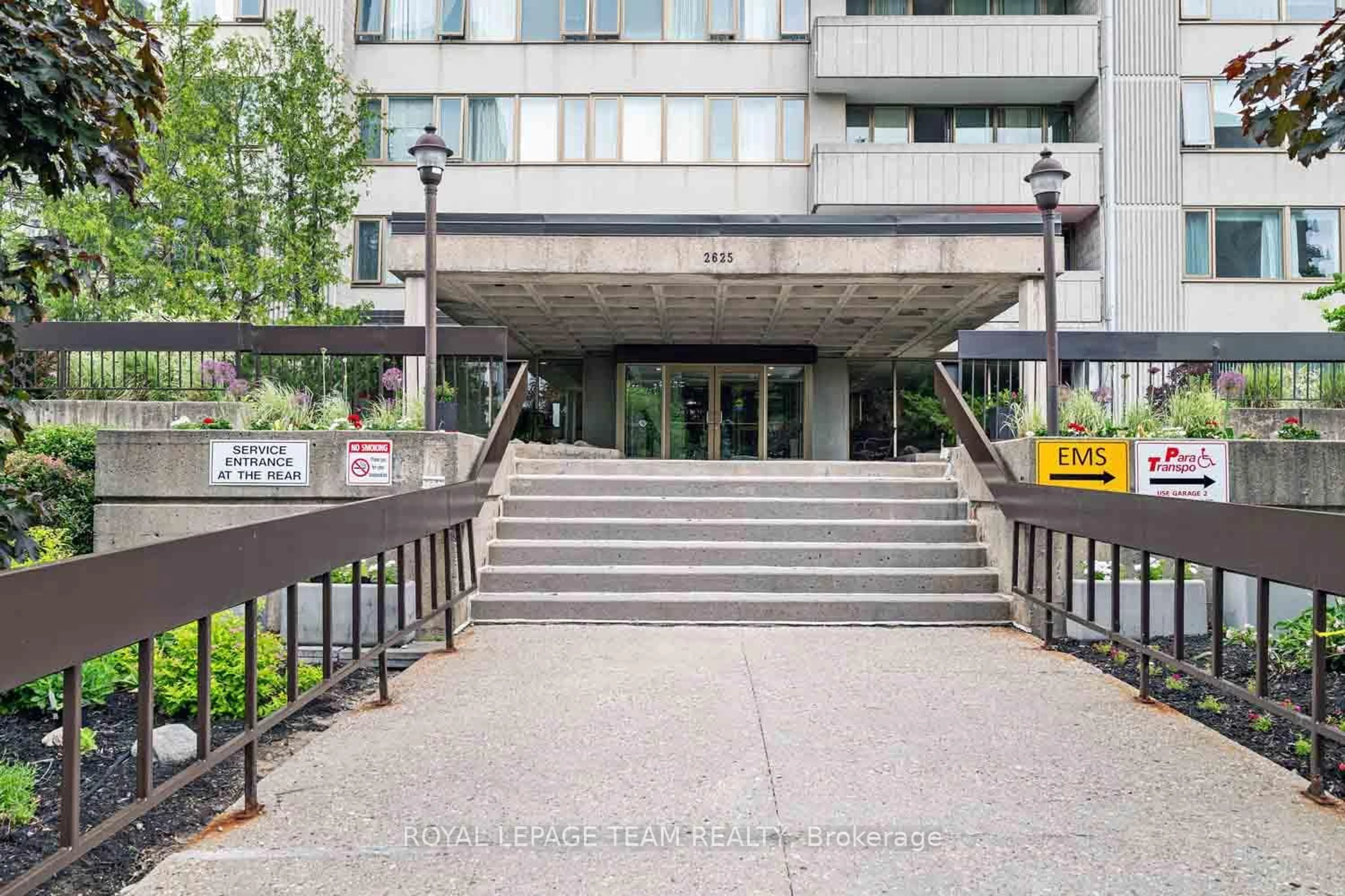 Indoor foyer for 2625 Regina St #507, Ottawa Ontario K2B 5W8