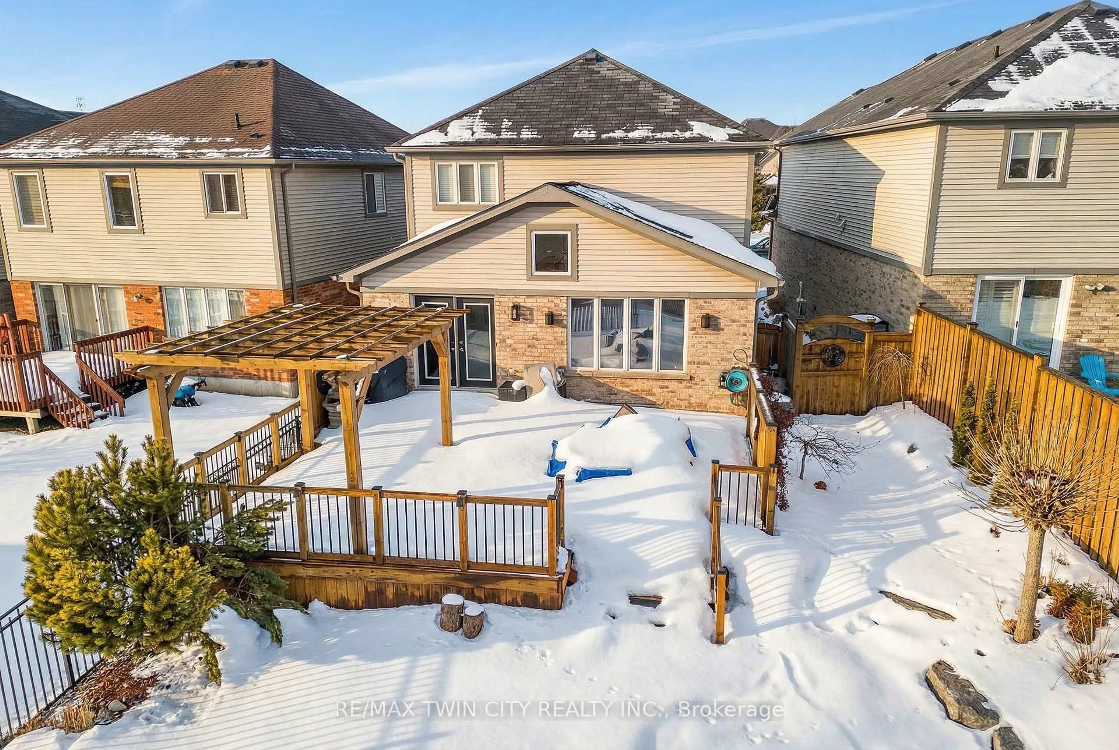 A pic from outside/outdoor area/front of a property/back of a property/a pic from drone, mountain view for 78 Forest Creek Dr, Kitchener Ontario N2R 0B5