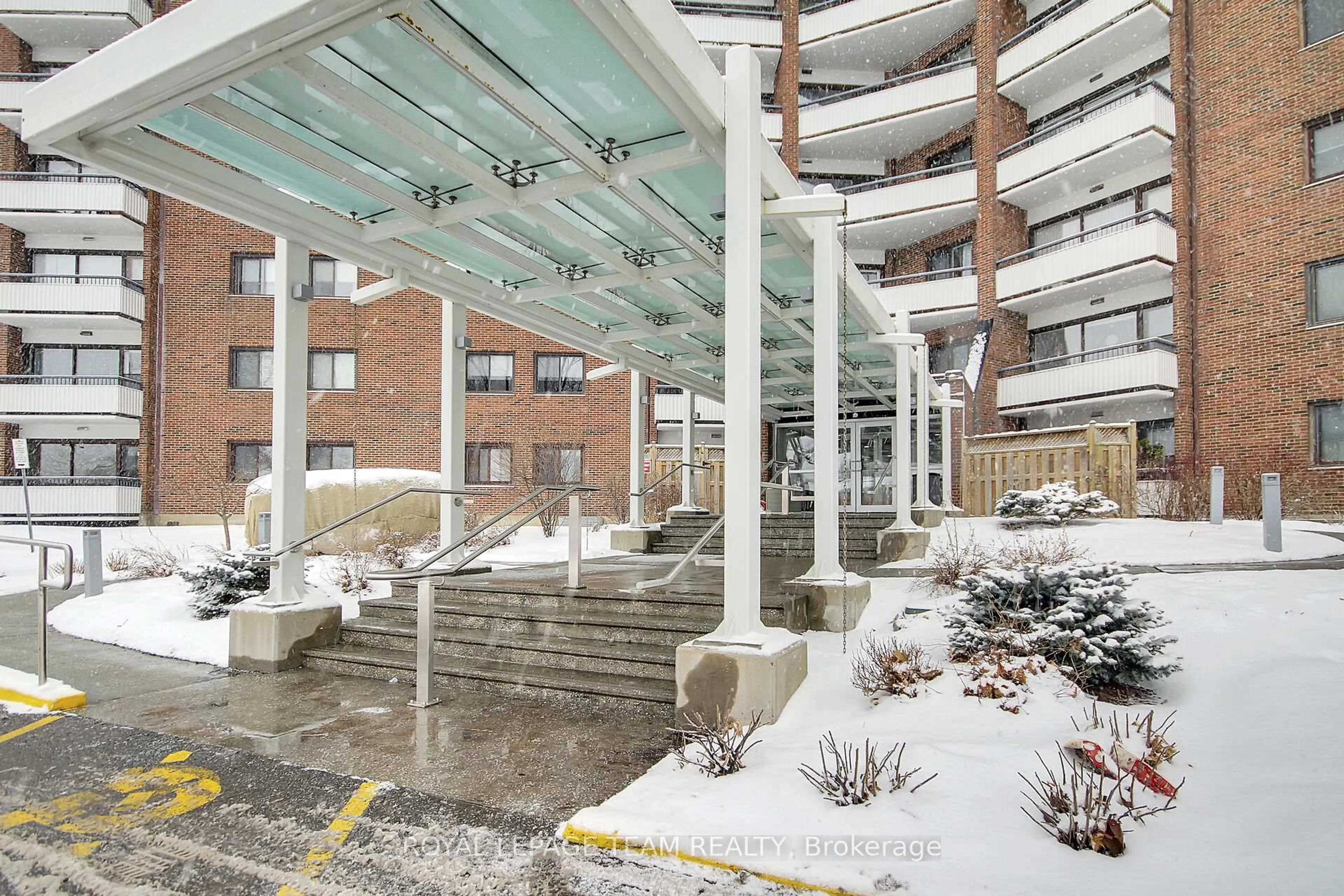 Indoor foyer for 20 Chesterton Dr #708, Ottawa Ontario K2E 6Z7