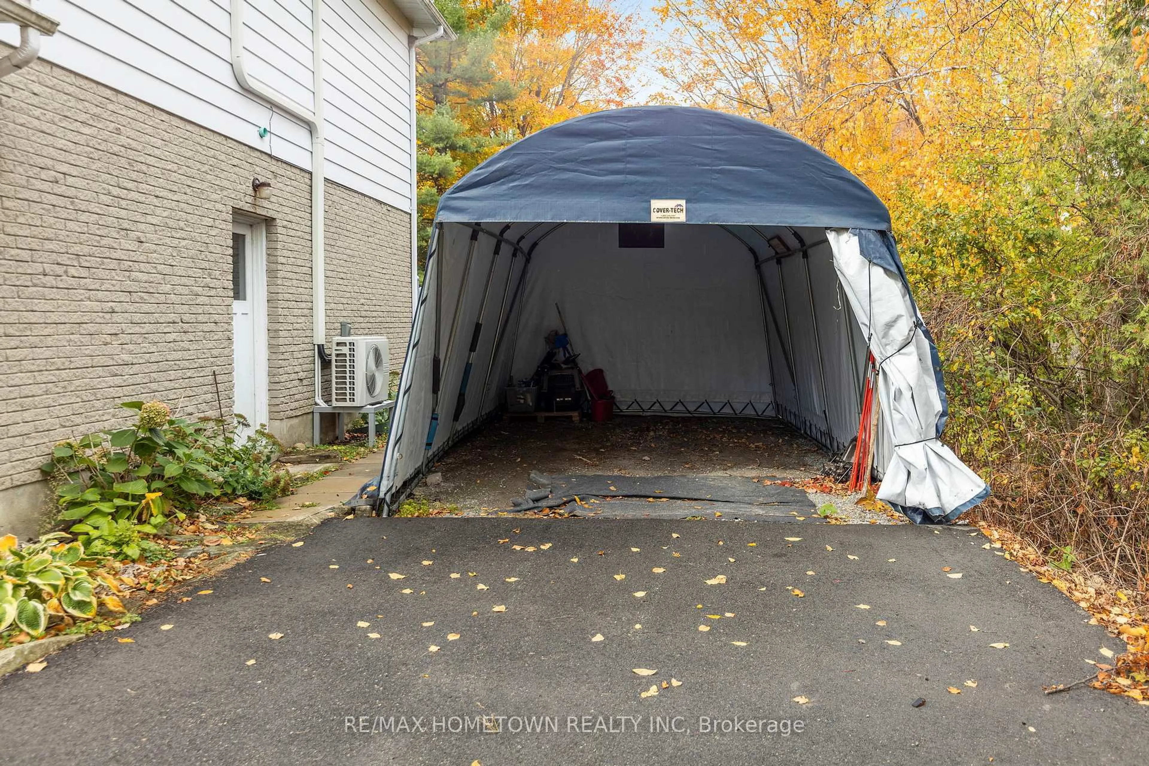 Indoor garage for 4 Meikle Dr, Augusta Ontario K0E 1P0