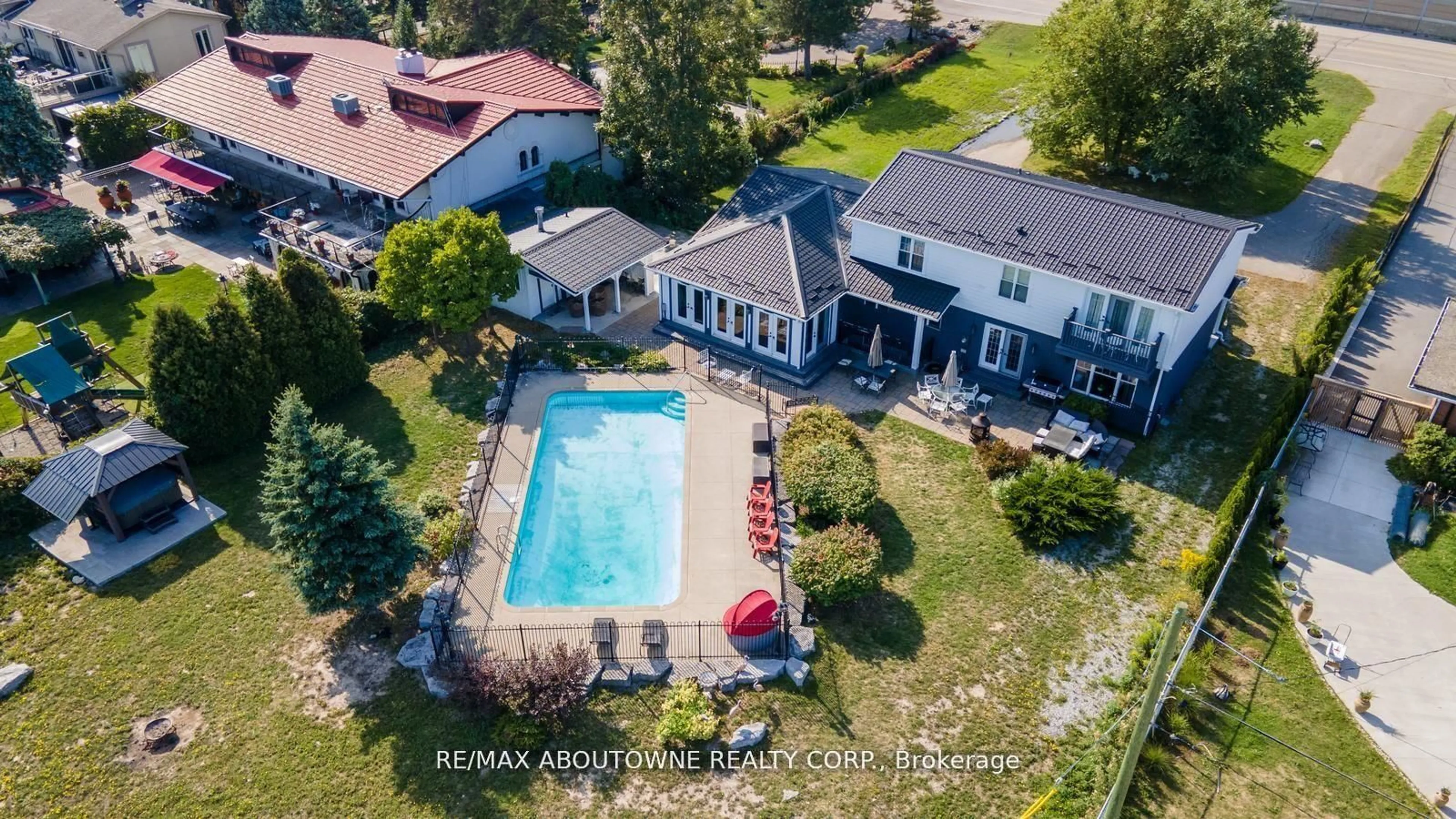 A pic from outside/outdoor area/front of a property/back of a property/a pic from drone, water/lake/river/ocean view for 1073 North Service Rd, Hamilton Ontario L8E 5E1