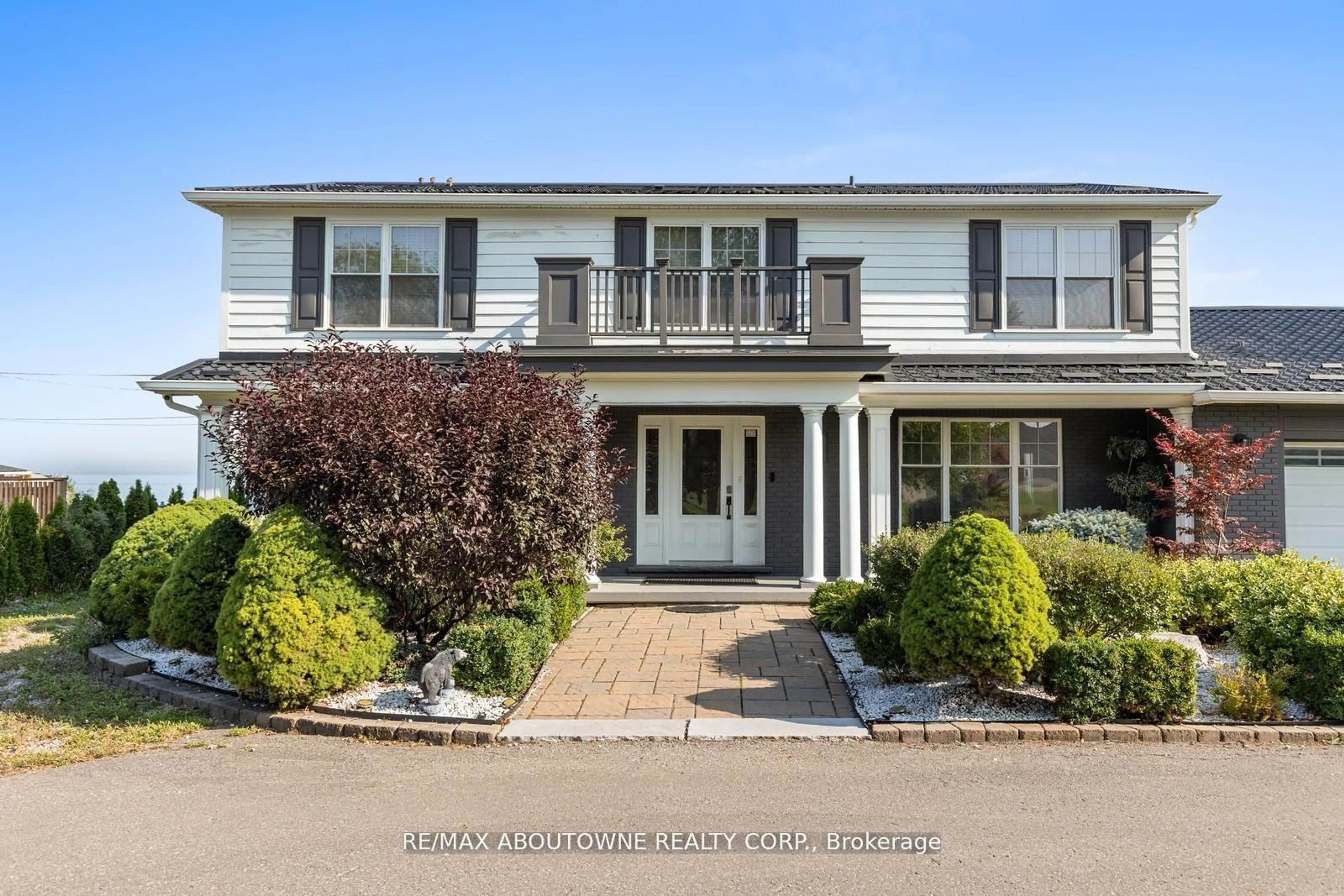 Home with vinyl exterior material, street for 1073 North Service Rd, Hamilton Ontario L8E 5E1