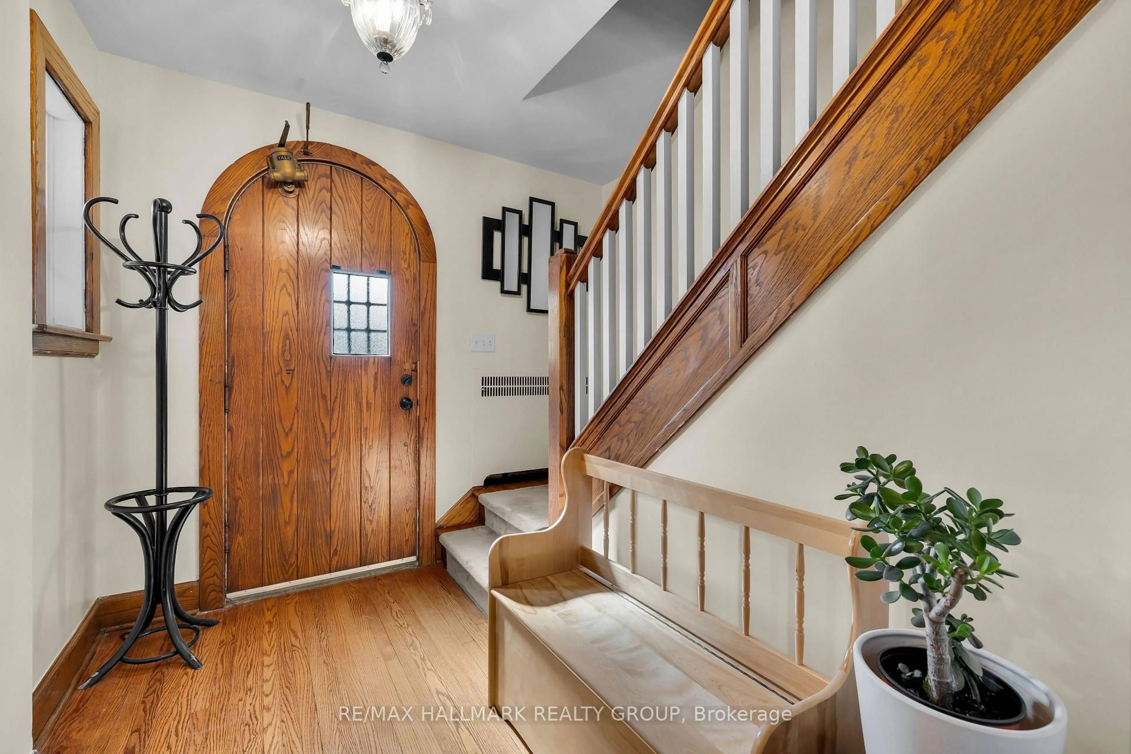 Indoor entryway for 1 Iona St, Ottawa Ontario K1Y 3L6