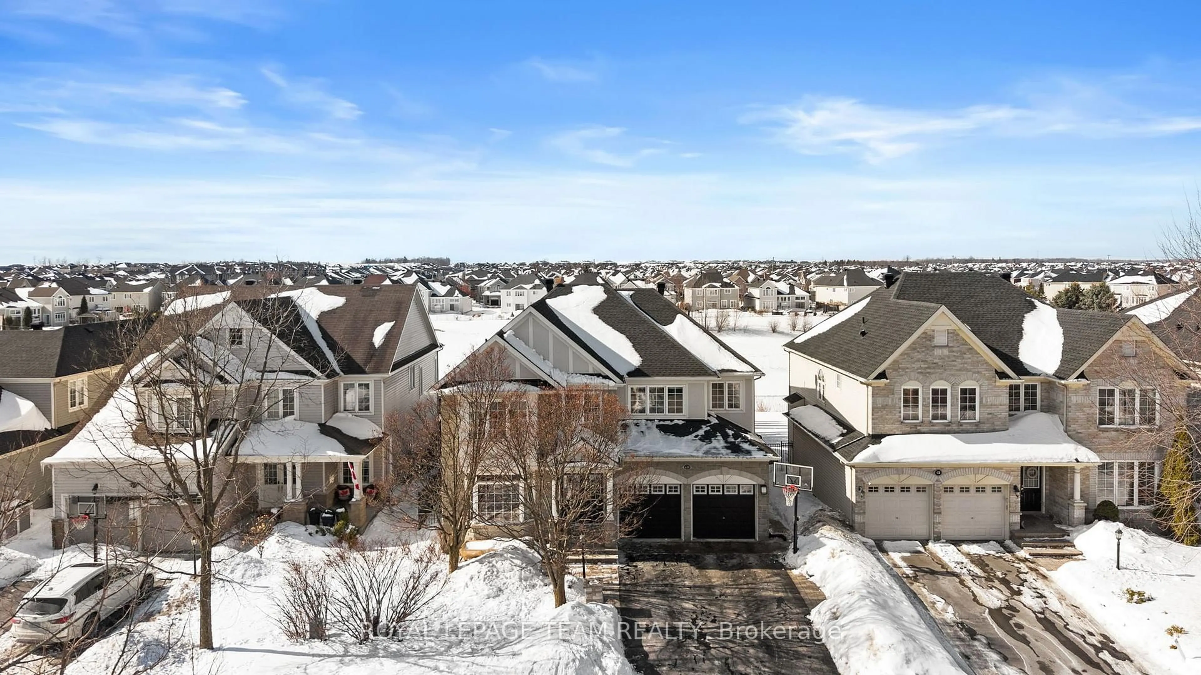 A pic from outside/outdoor area/front of a property/back of a property/a pic from drone, city buildings view from balcony for 430 Kilmarnock Way, Ottawa Ontario K2J 0M5