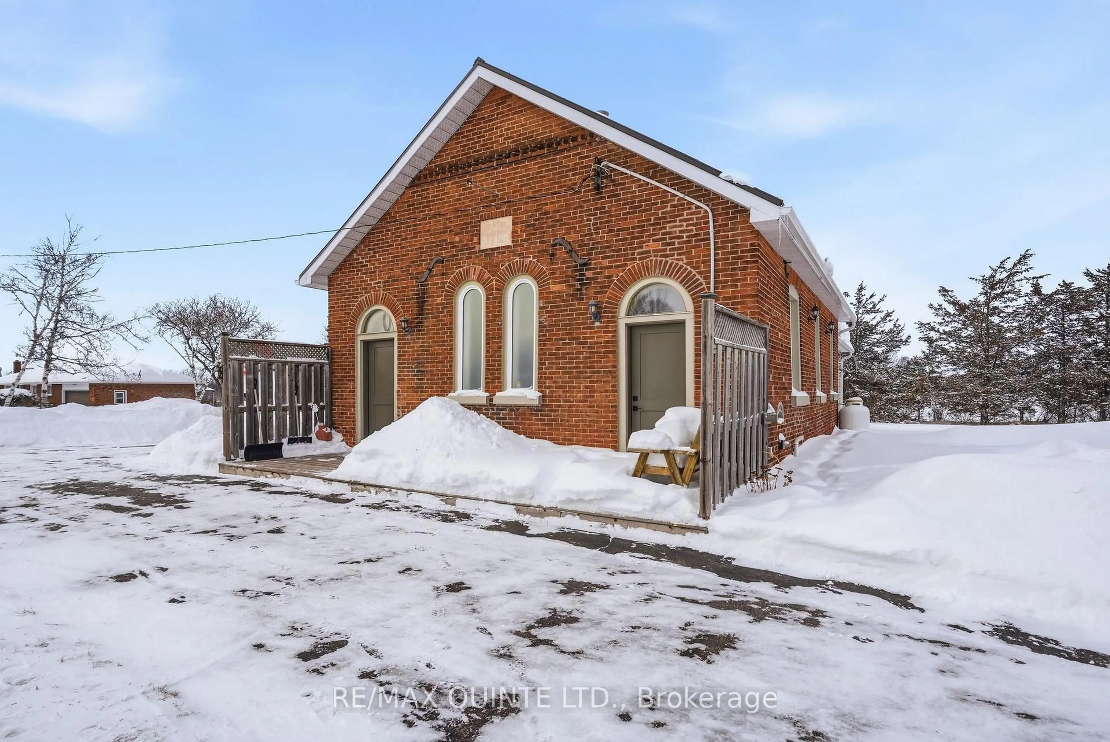 Home with brick exterior material, building for 825 Airport Pkwy, Belleville Ontario K8N 4Z6