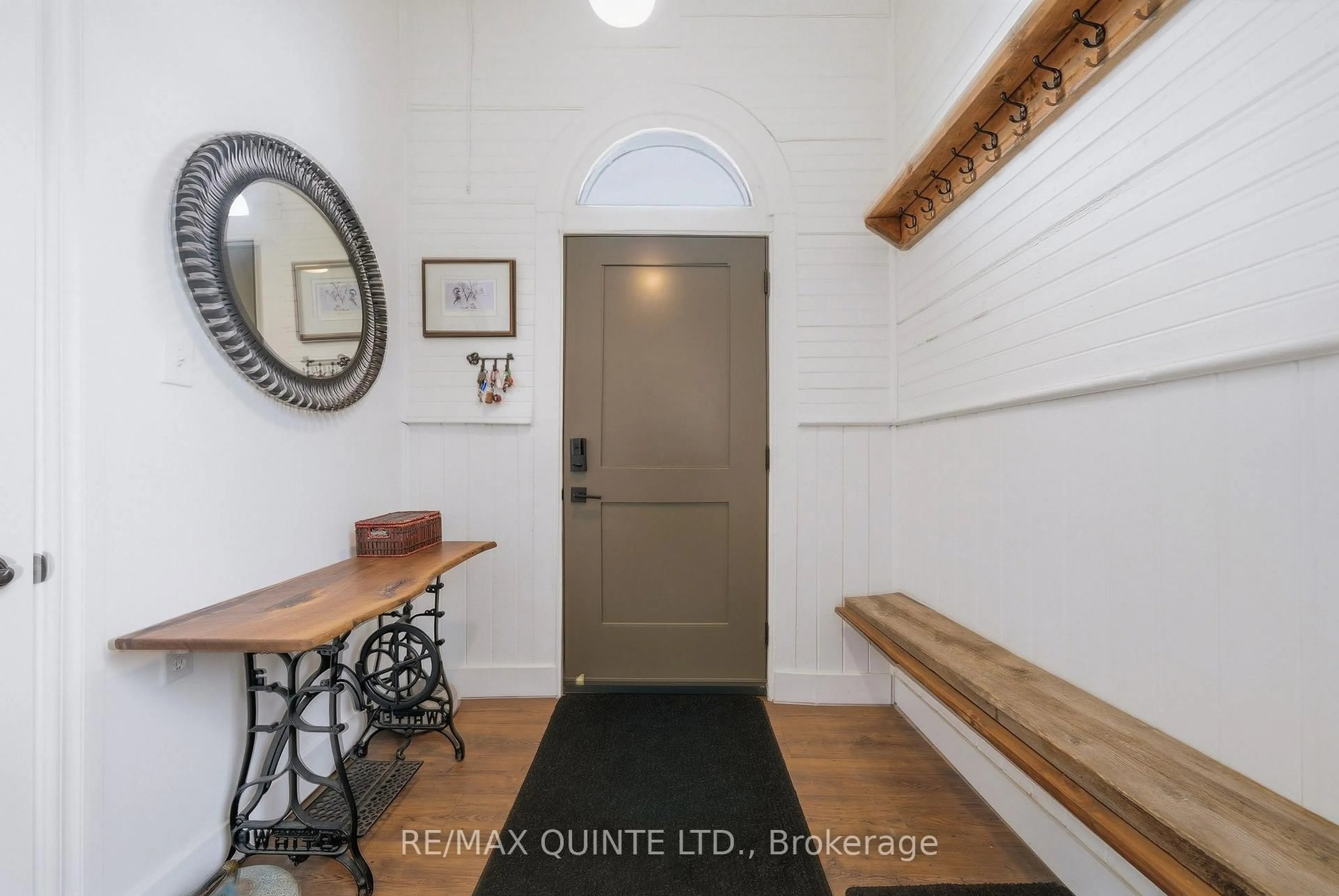 Indoor entryway for 825 Airport Pkwy, Belleville Ontario K8N 4Z6