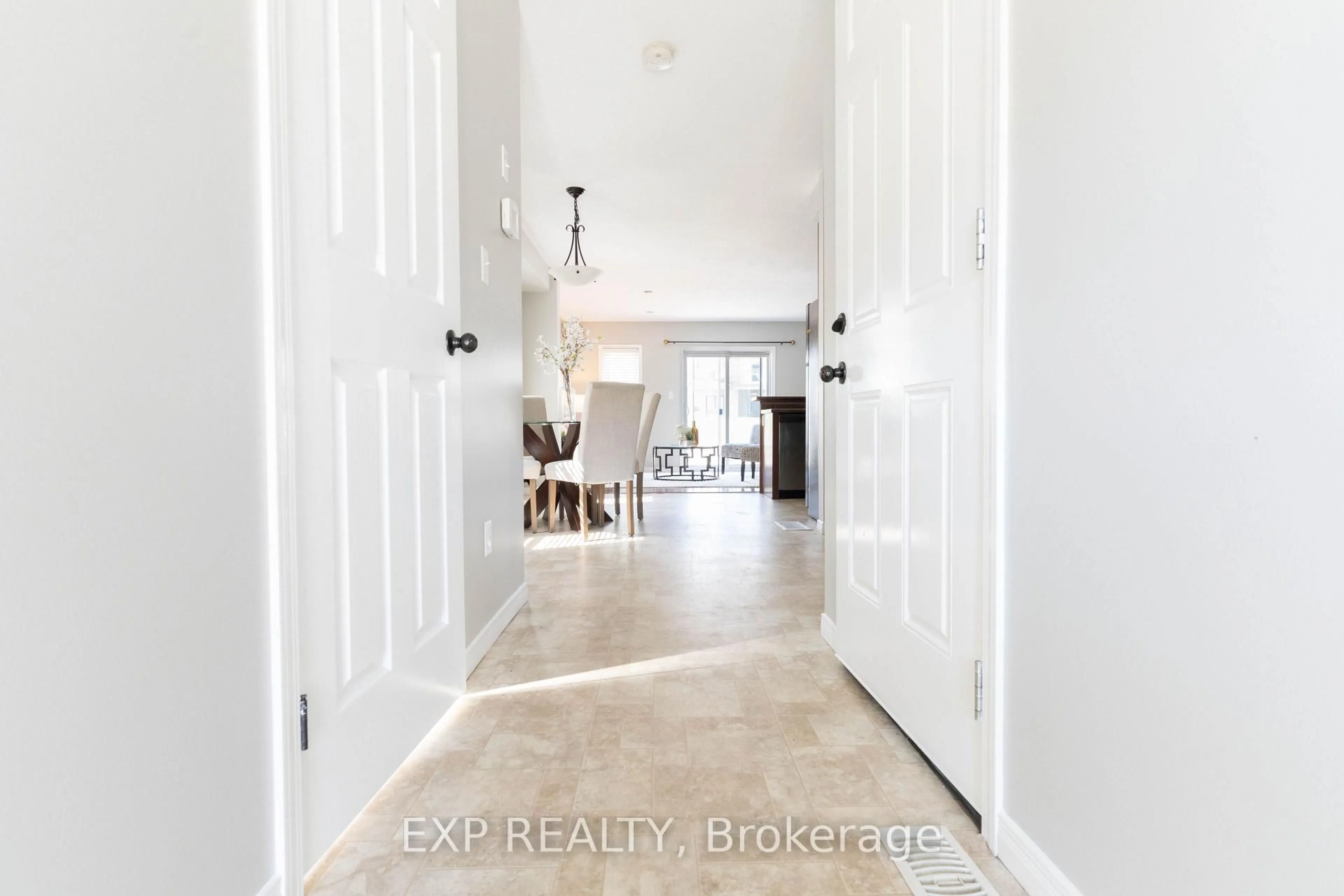 Indoor entryway for 1319 COUNTRYSTONE Dr, Kitchener Ontario N2N 3R9