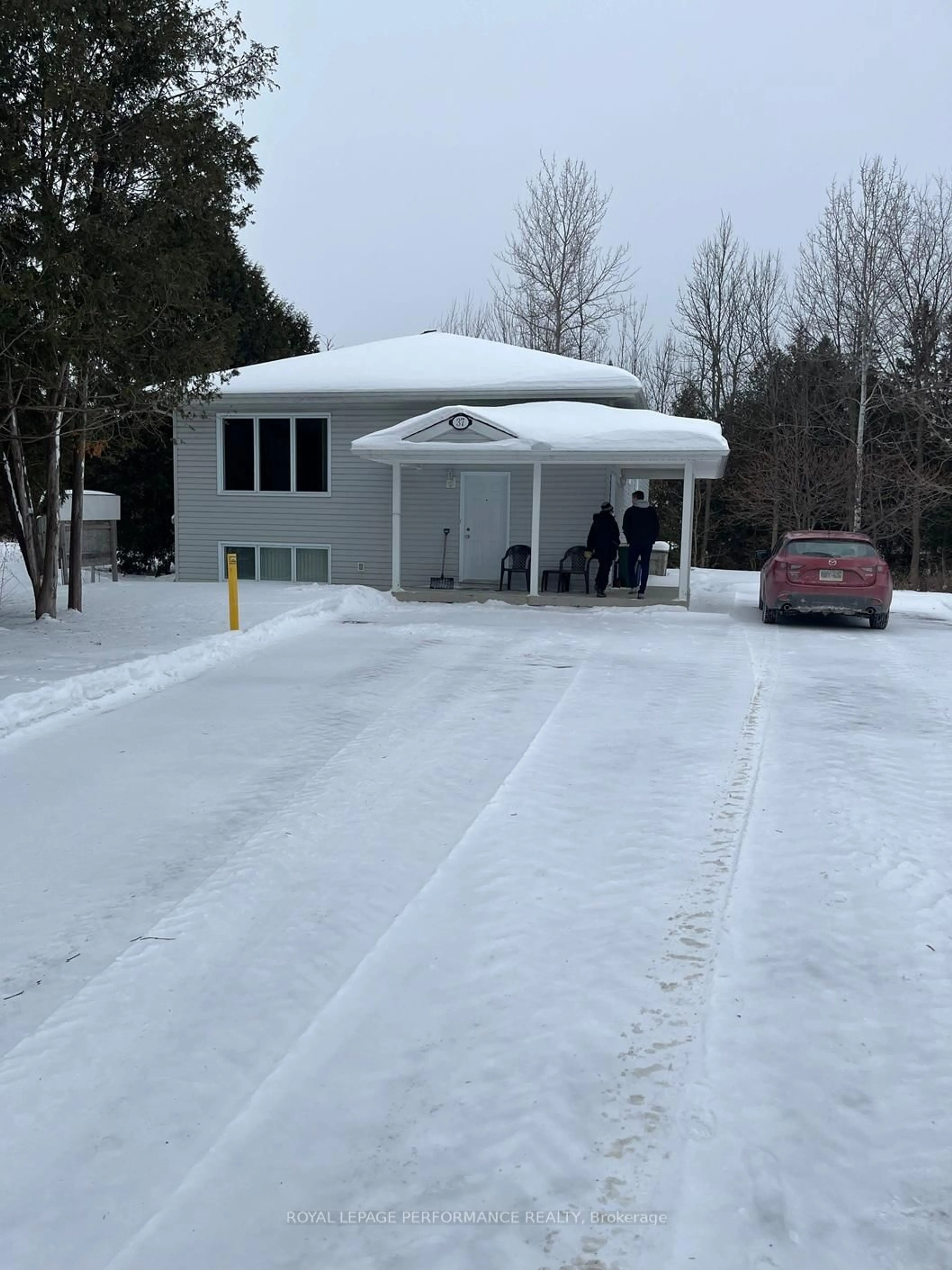 Indoor garage for 35, 35A and 37 Cloverloft Crt, Stittsville Ontario K2S 1T3