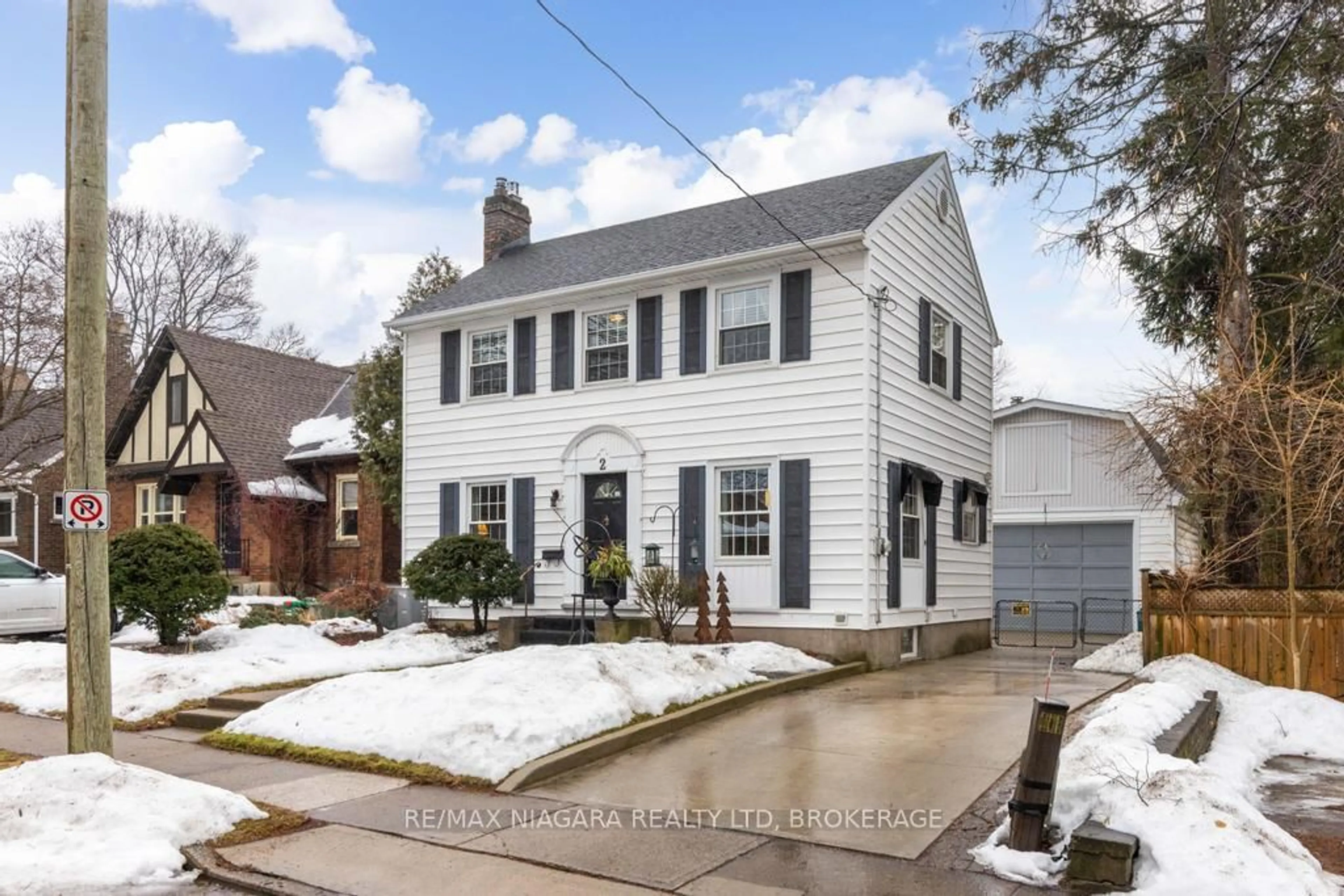 Home with brick exterior material, street for 2 Gardiner Pl, St. Catharines Ontario L2R 1Y8