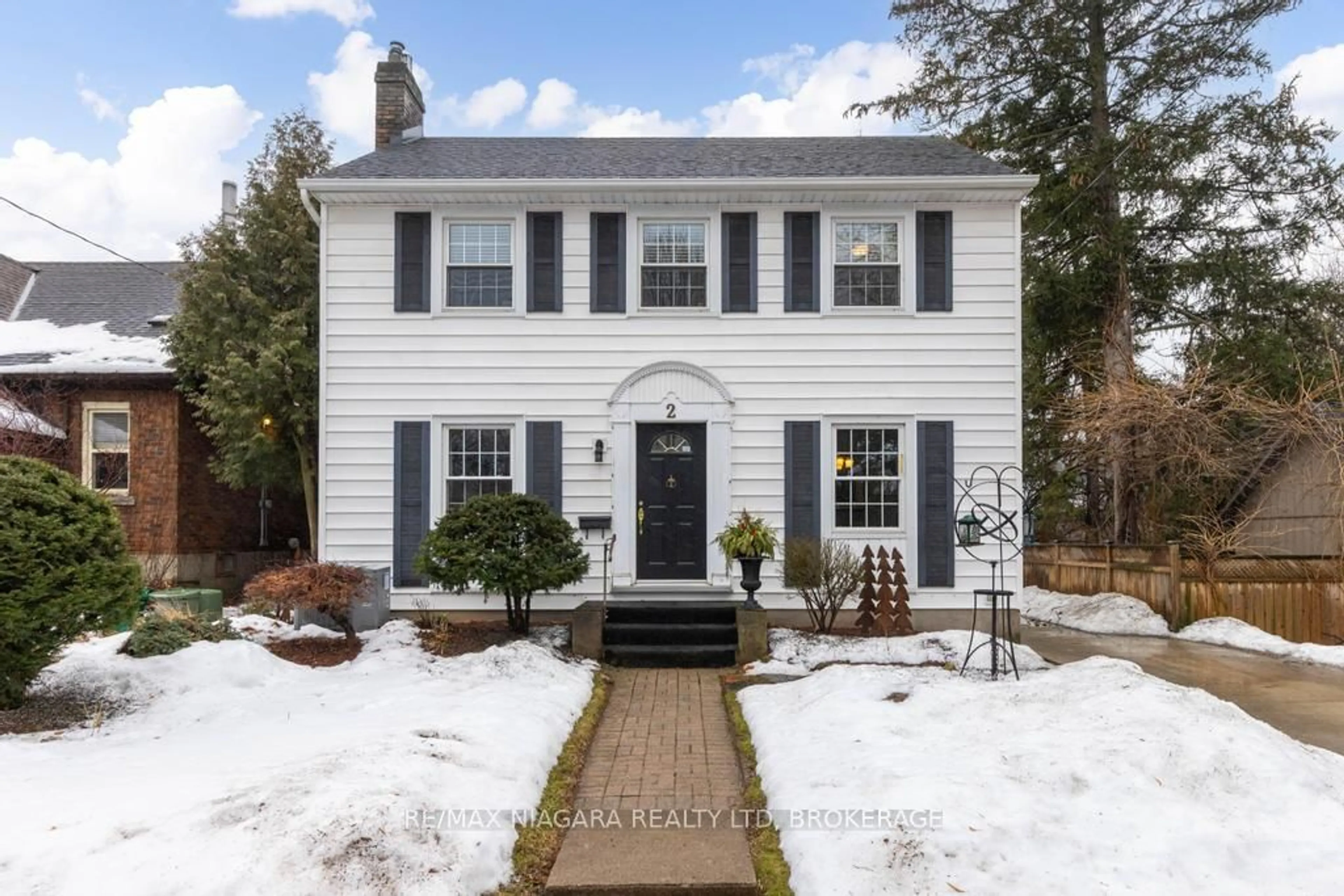 Home with vinyl exterior material, street for 2 Gardiner Pl, St. Catharines Ontario L2R 1Y8