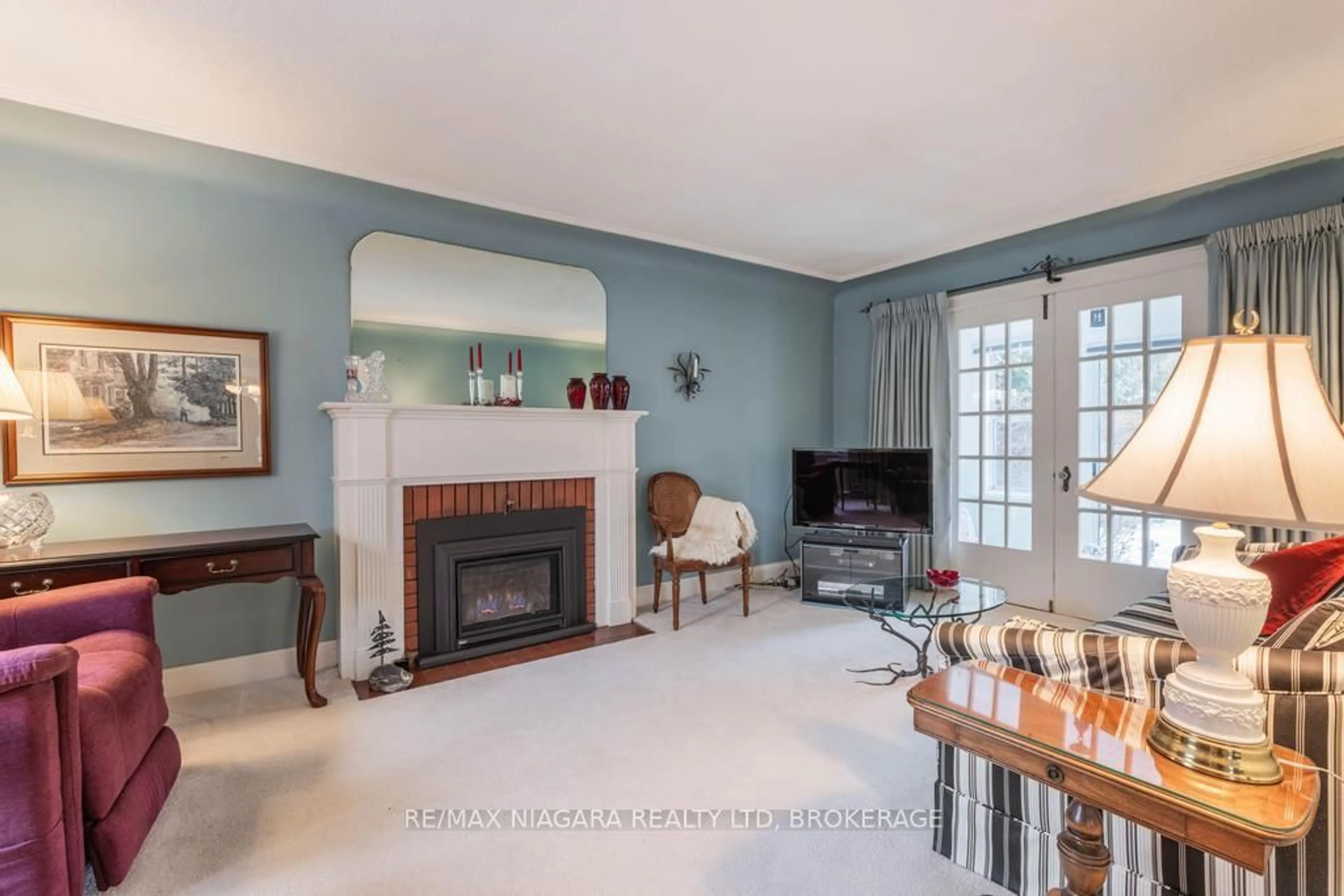 Living room with furniture, unknown for 2 Gardiner Pl, St. Catharines Ontario L2R 1Y8