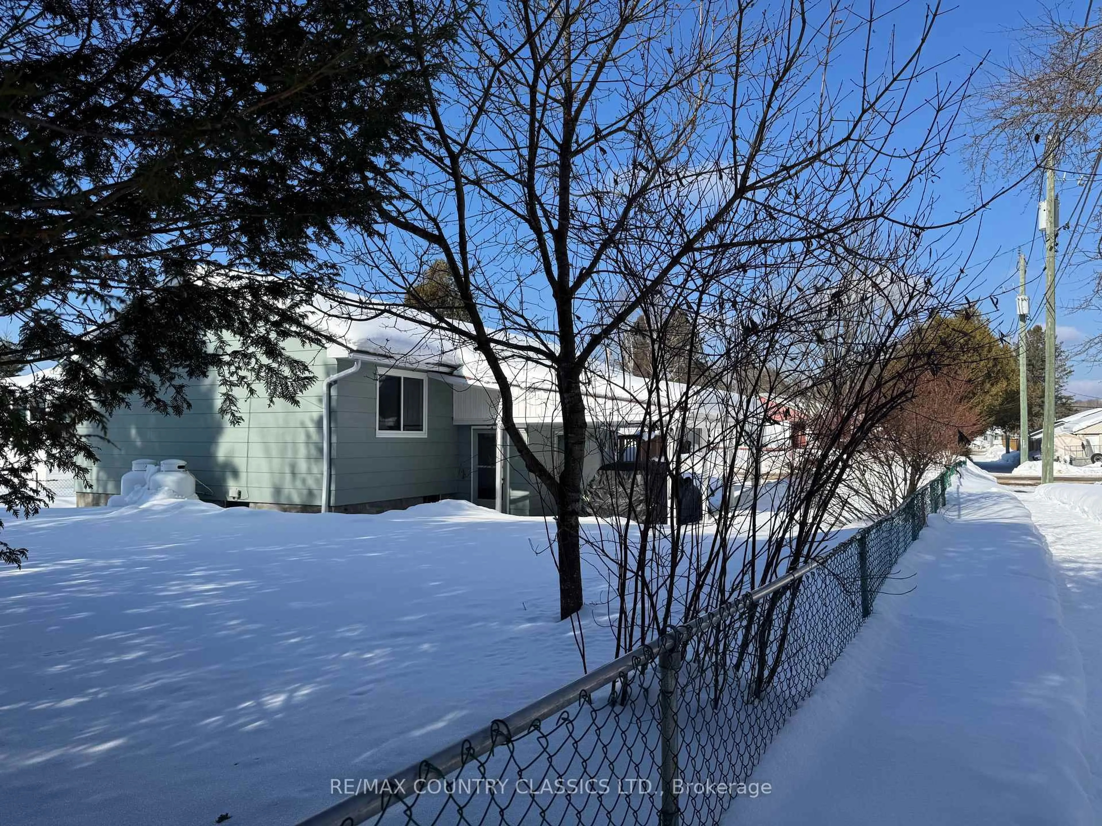 A pic from outside/outdoor area/front of a property/back of a property/a pic from drone, street for 29 Hemlock St, Highlands East Ontario K0L 1M0