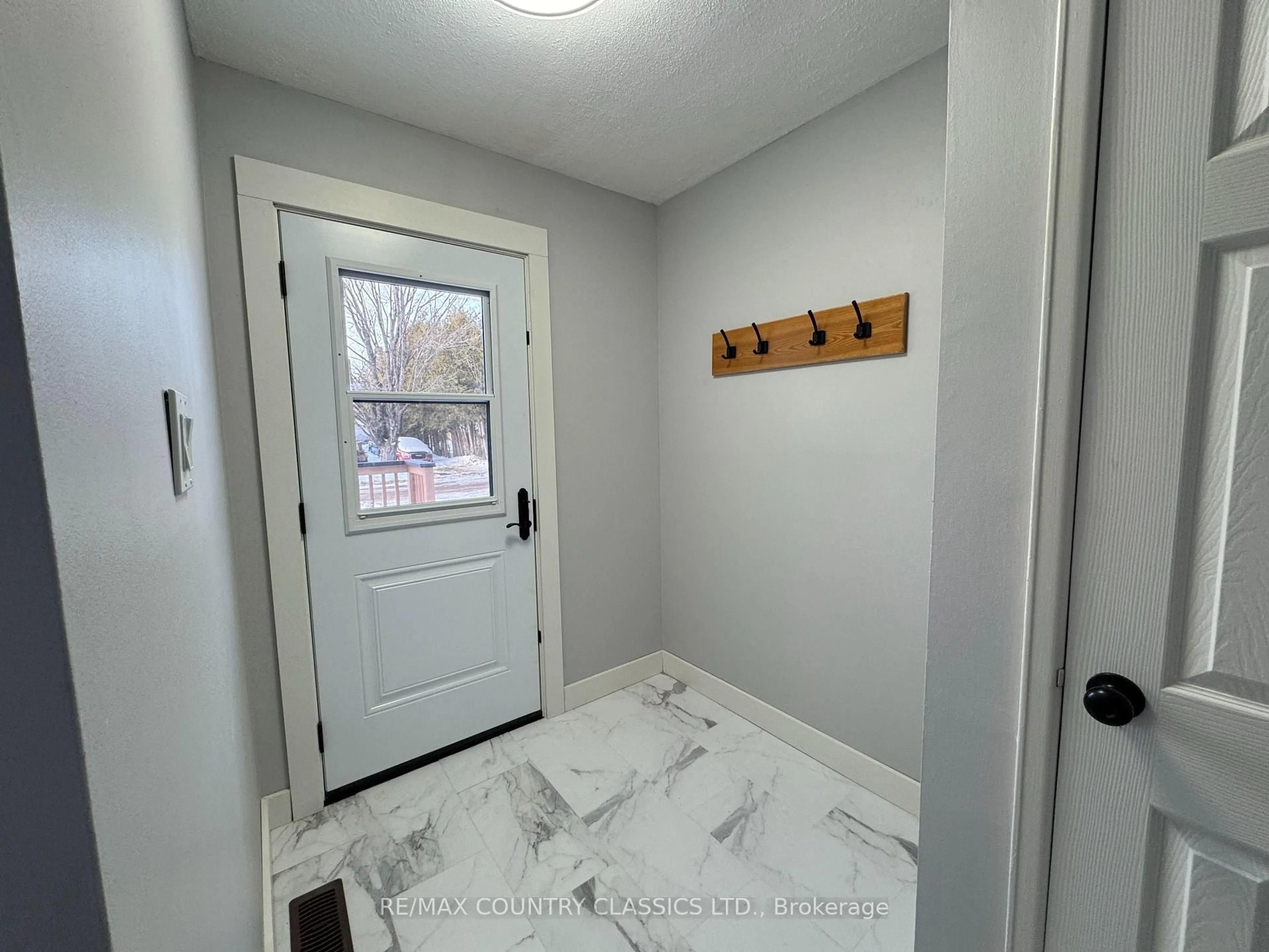 Indoor entryway for 29 Hemlock St, Highlands East Ontario K0L 1M0
