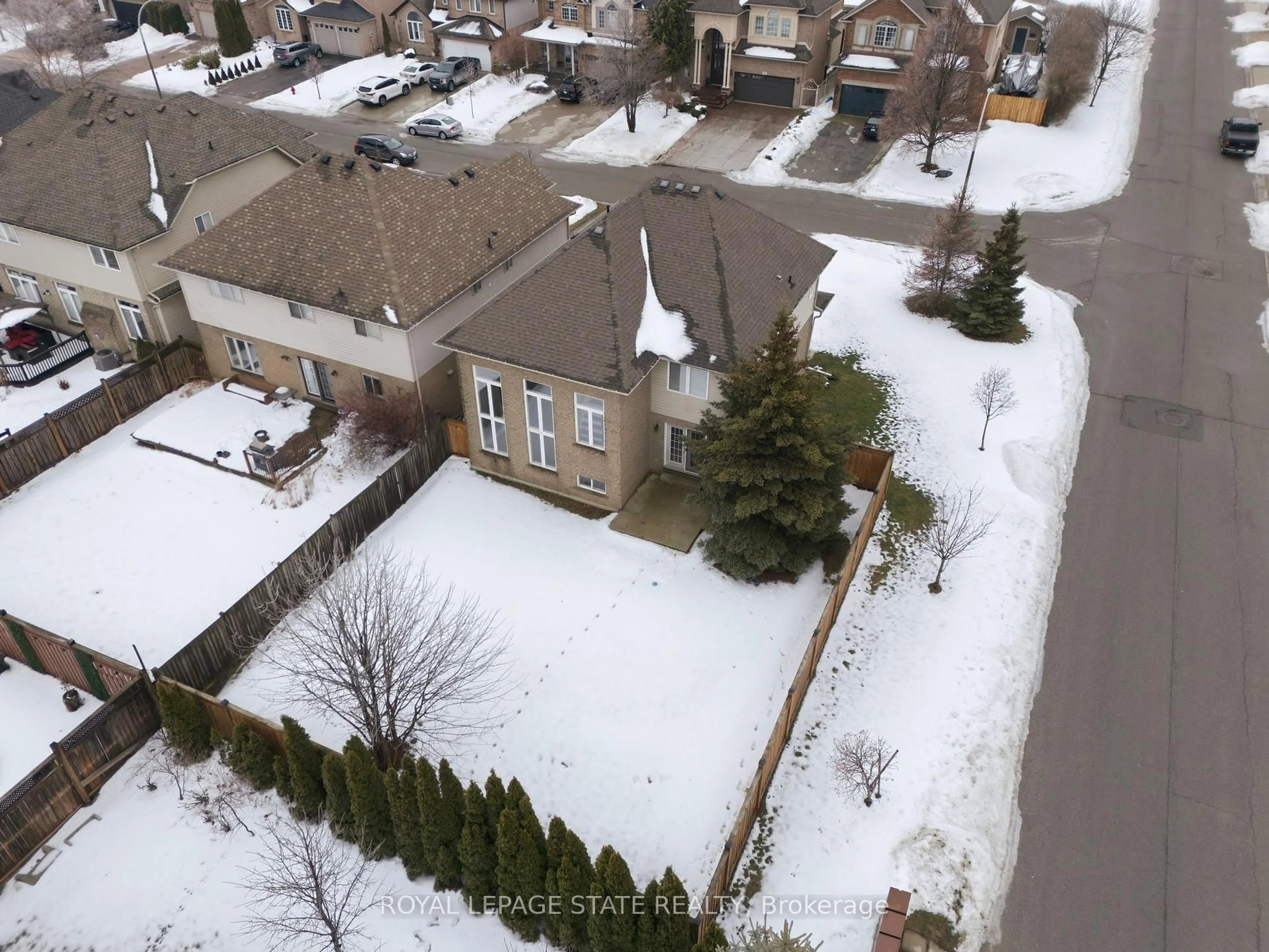 A pic from outside/outdoor area/front of a property/back of a property/a pic from drone, street for 3 Holkham Ave, Hamilton Ontario L9K 1N8
