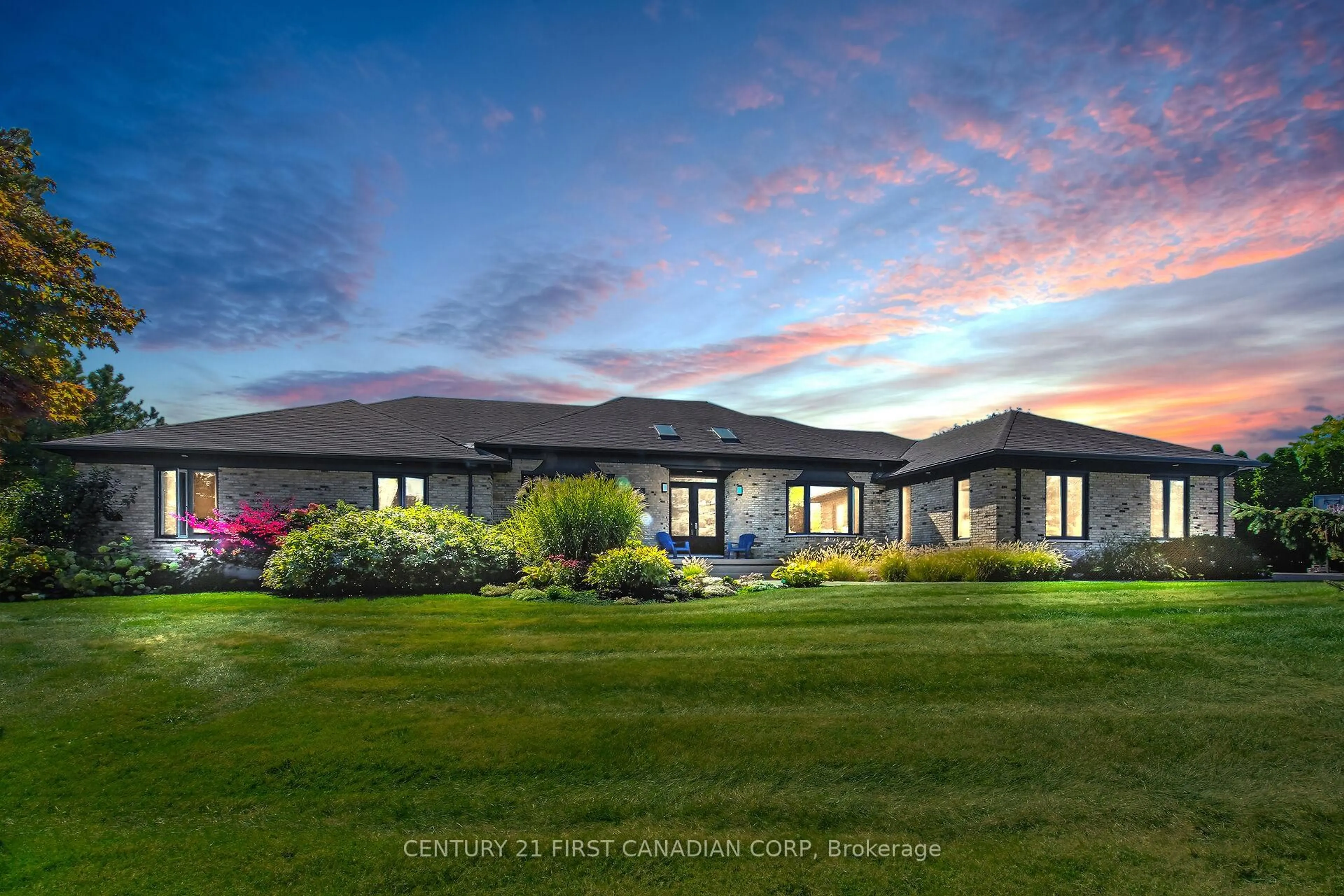 A pic from outside/outdoor area/front of a property/back of a property/a pic from drone, building for 768 Franklinway Cres, London North Ontario N6G 5C8