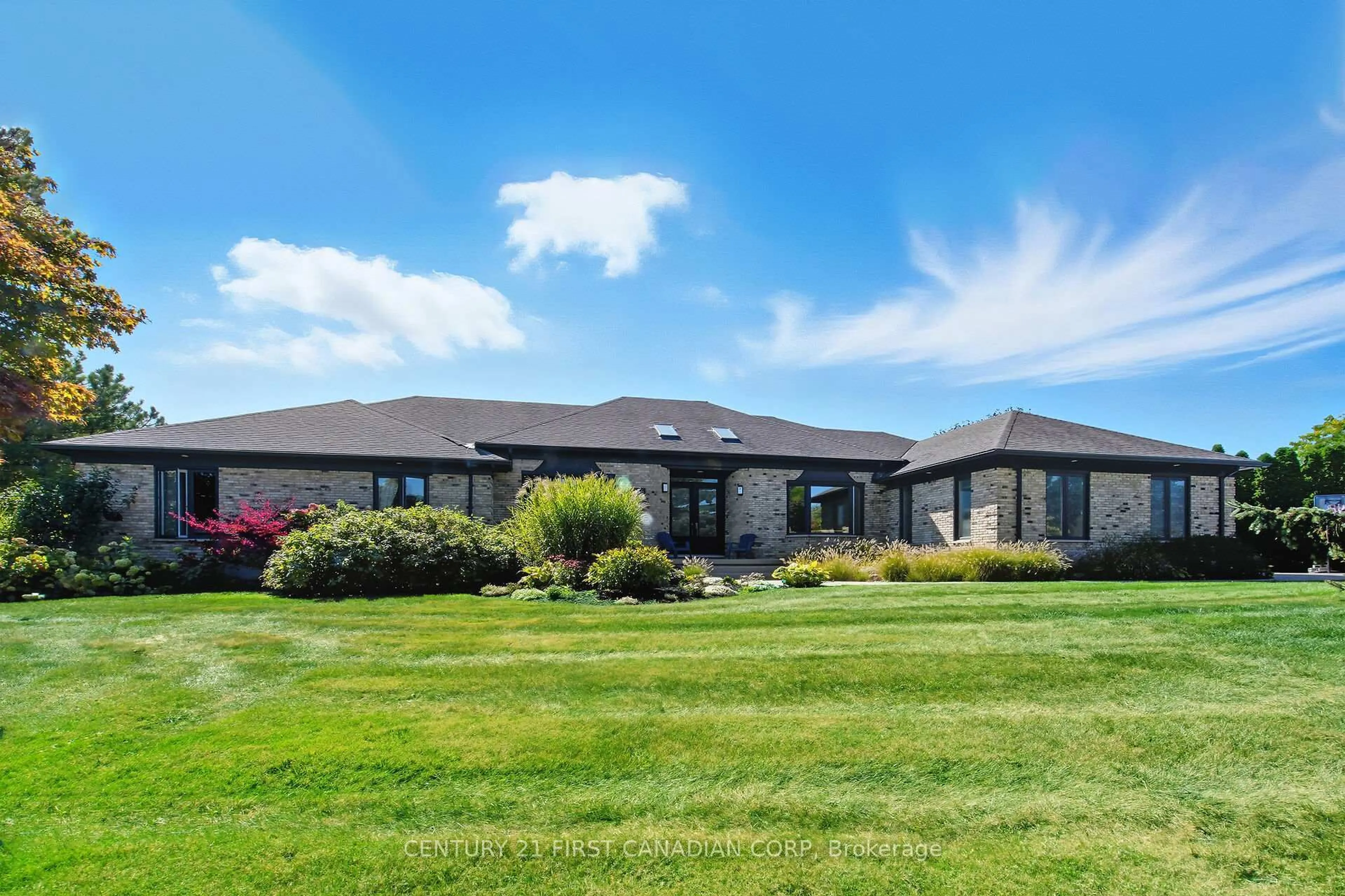 A pic from outside/outdoor area/front of a property/back of a property/a pic from drone, building for 768 Franklinway Cres, London North Ontario N6G 5C8