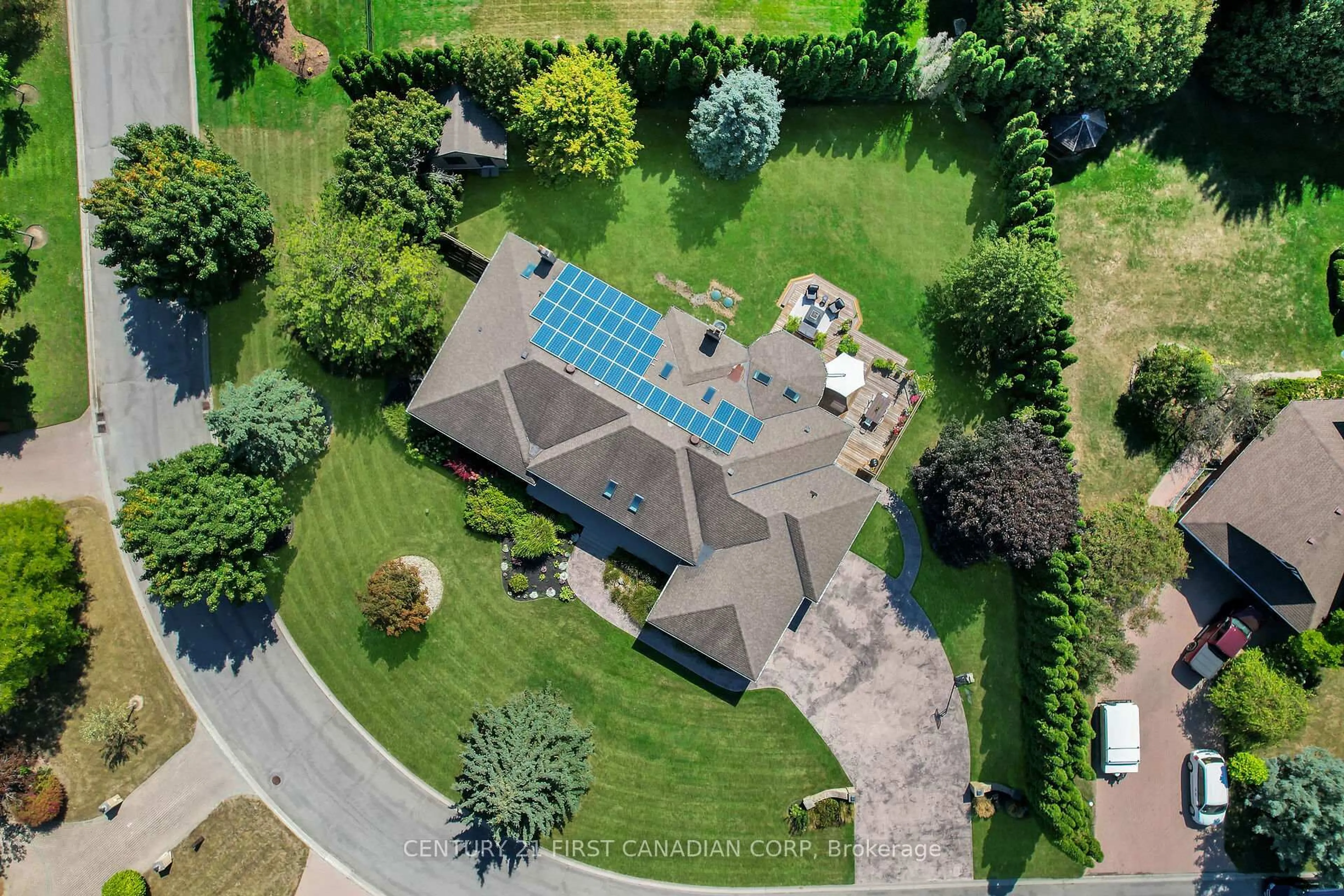 A pic from outside/outdoor area/front of a property/back of a property/a pic from drone, street for 768 Franklinway Cres, London North Ontario N6G 5C8