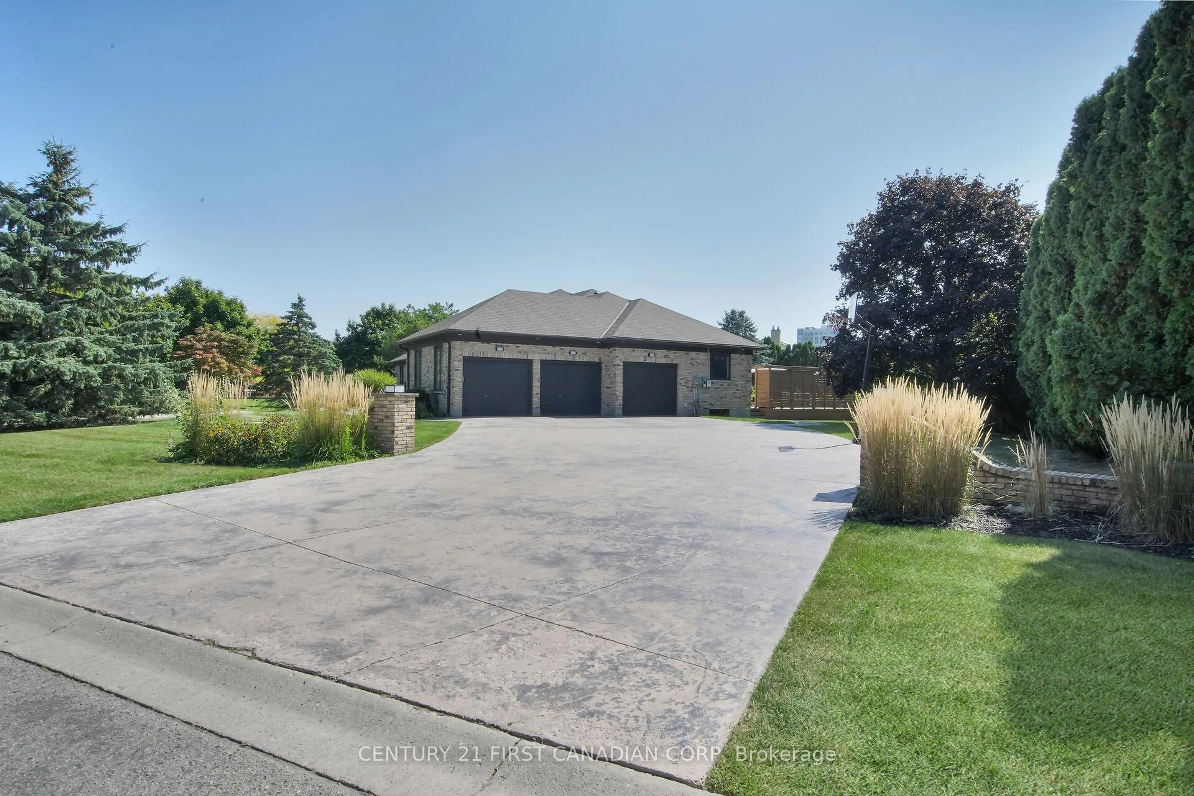 A pic from outside/outdoor area/front of a property/back of a property/a pic from drone, street for 768 Franklinway Cres, London North Ontario N6G 5C8