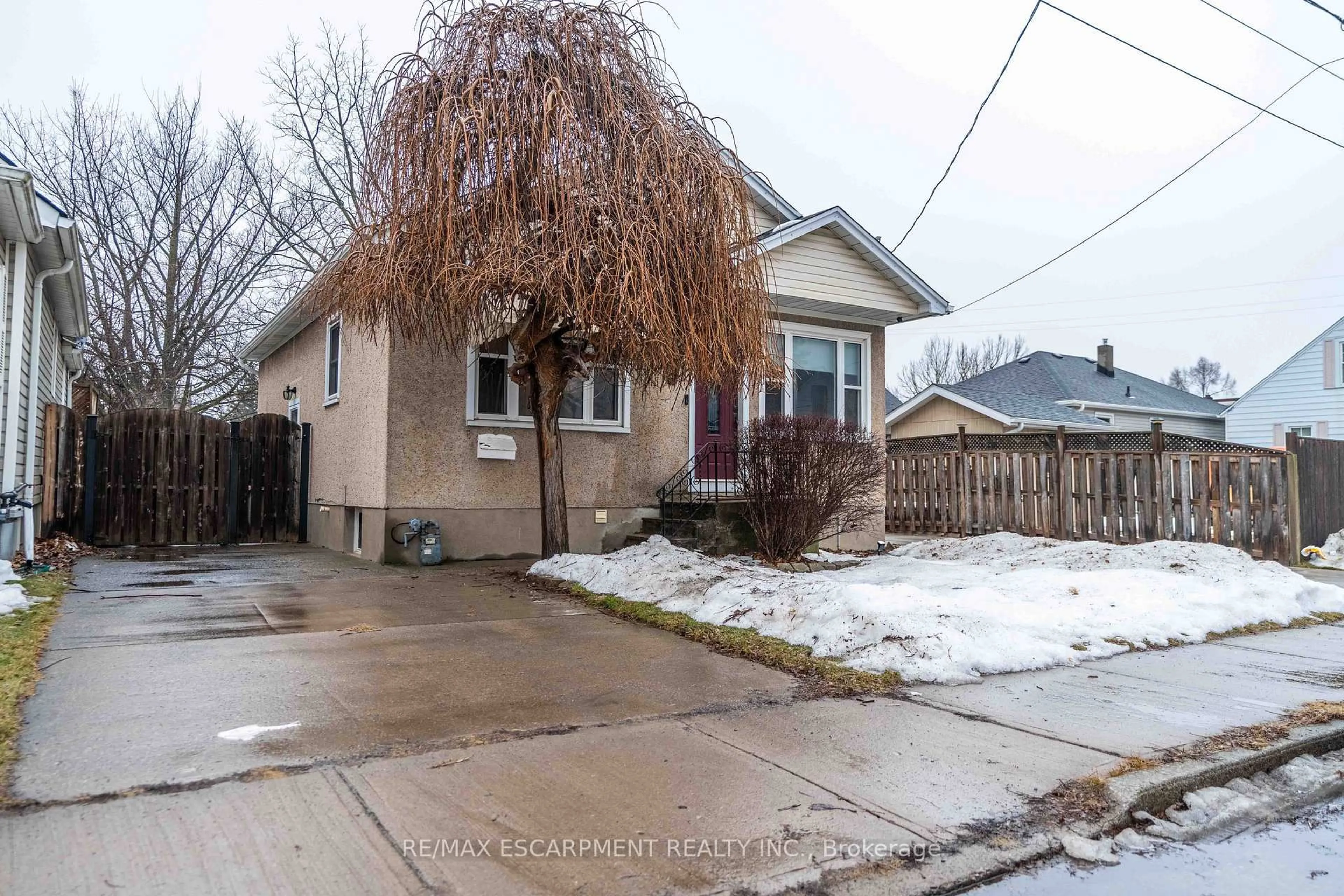 Unknown for 35 Charles Ave, St. Catharines Ontario L2M 5S8