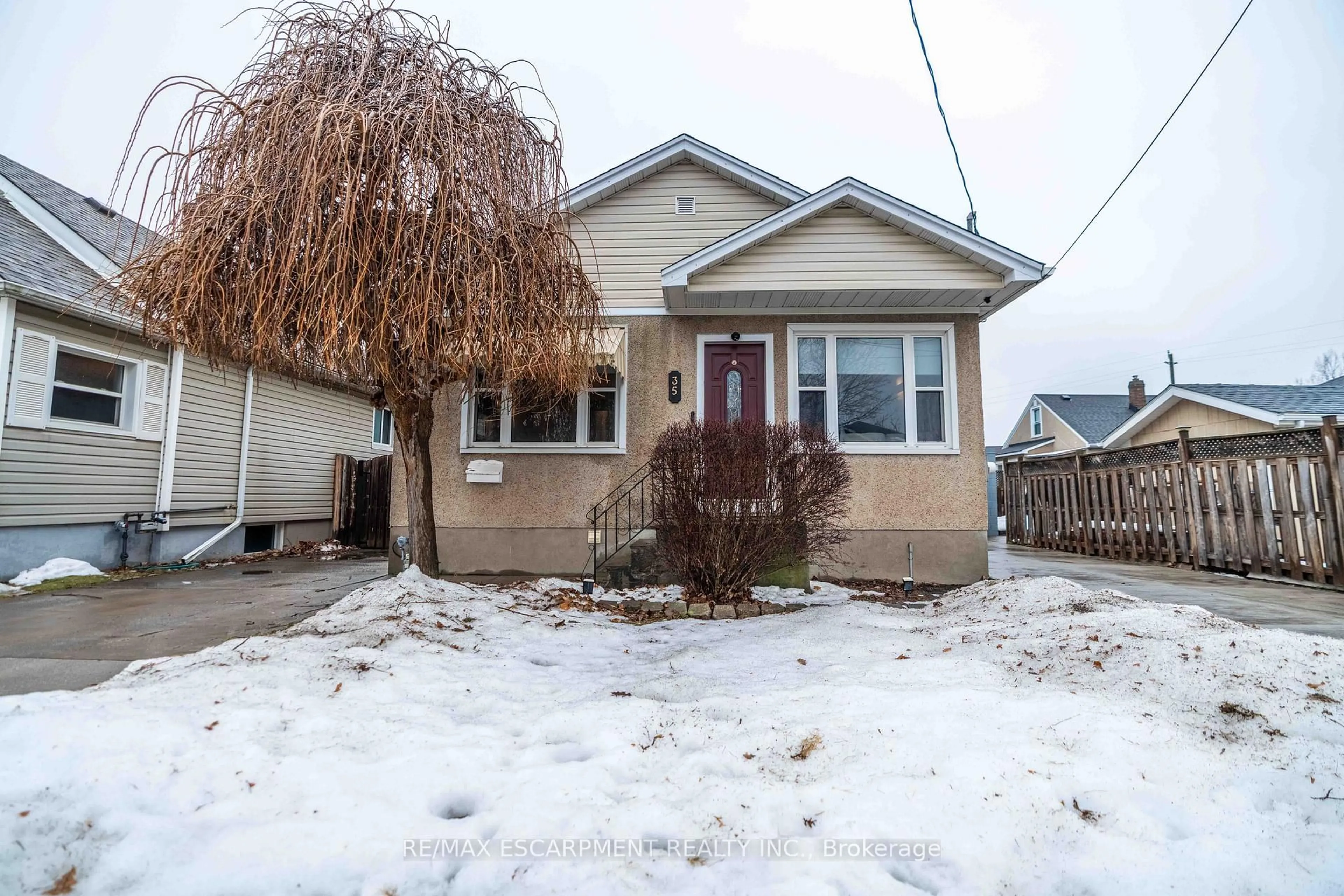 Unknown for 35 Charles Ave, St. Catharines Ontario L2M 5S8