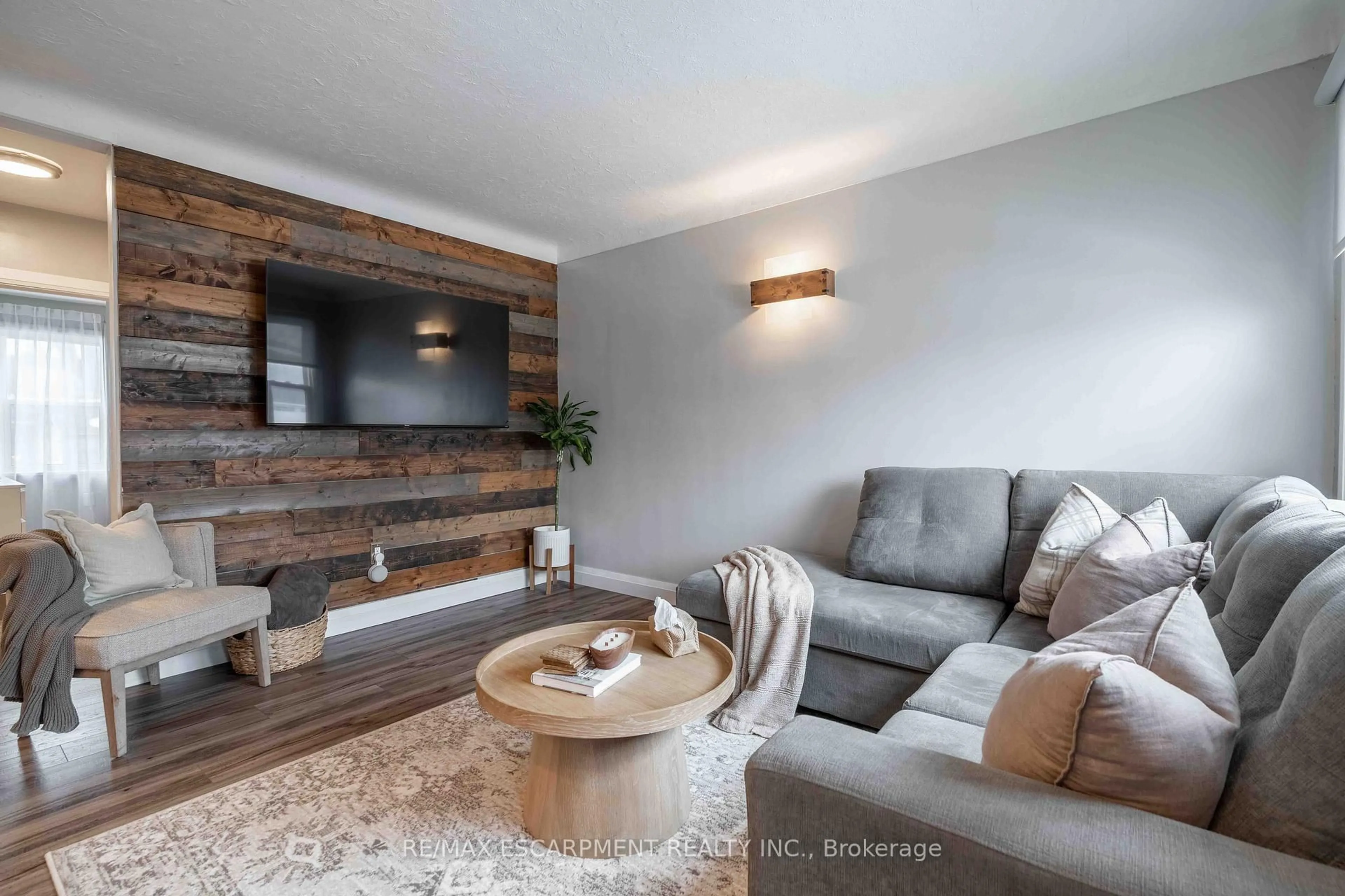 Living room with furniture, wood/laminate floor for 35 Charles Ave, St. Catharines Ontario L2M 5S8