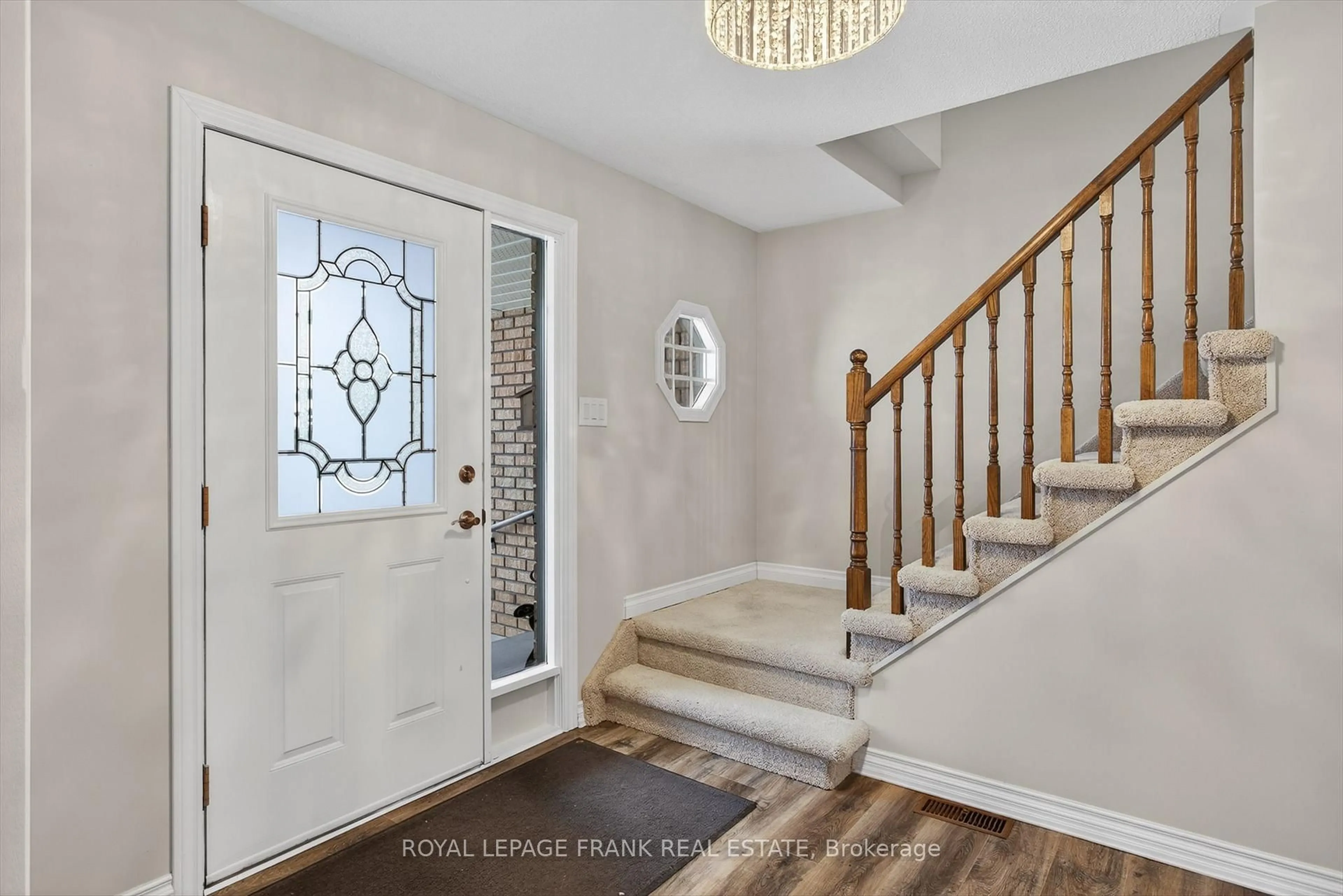 Indoor entryway for 1821 Parkwood Circ, Peterborough Ontario K9J 8C3