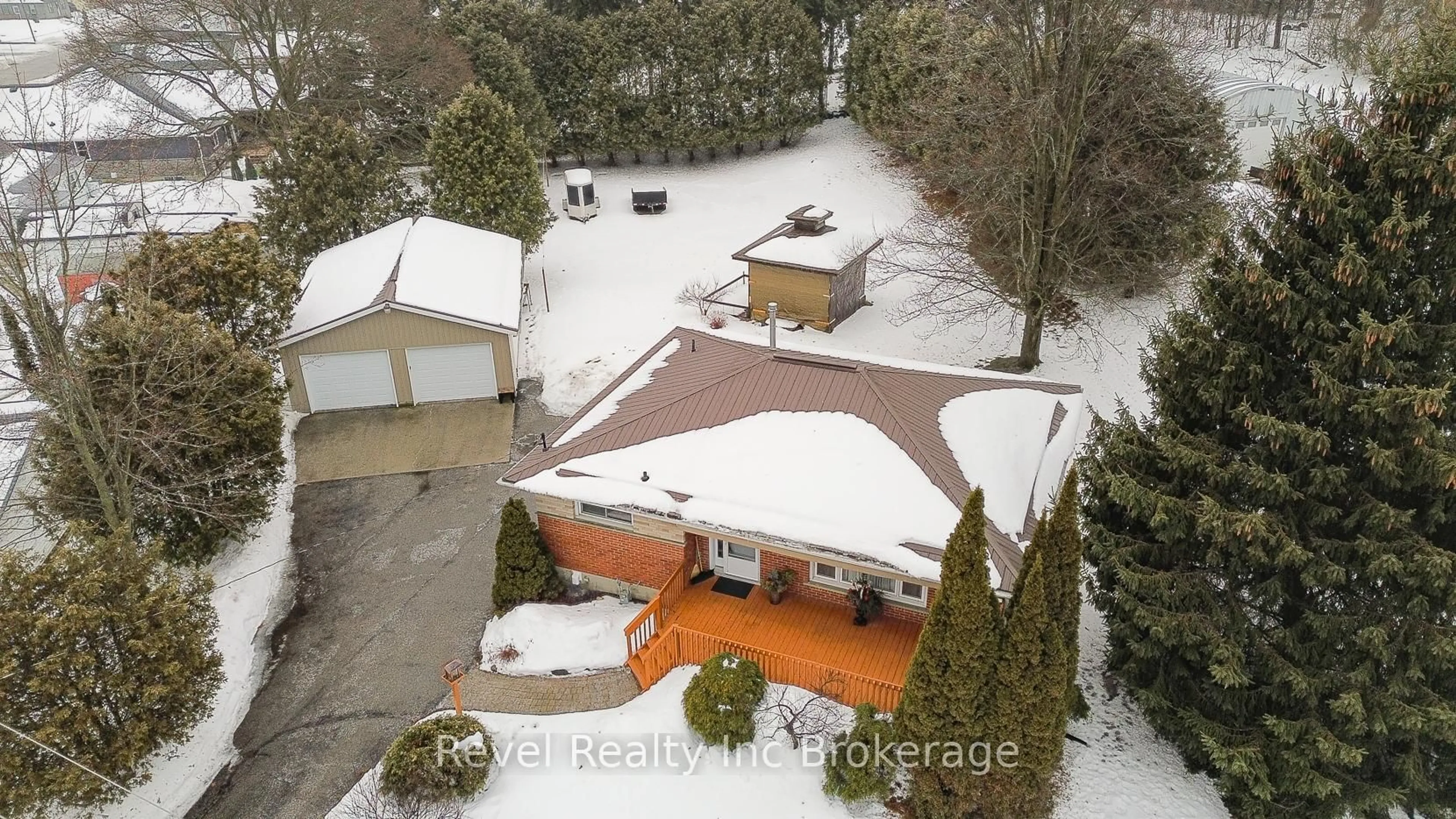A pic from outside/outdoor area/front of a property/back of a property/a pic from drone, street for 83 Frederick St, Woodstock Ontario N4S 7W1