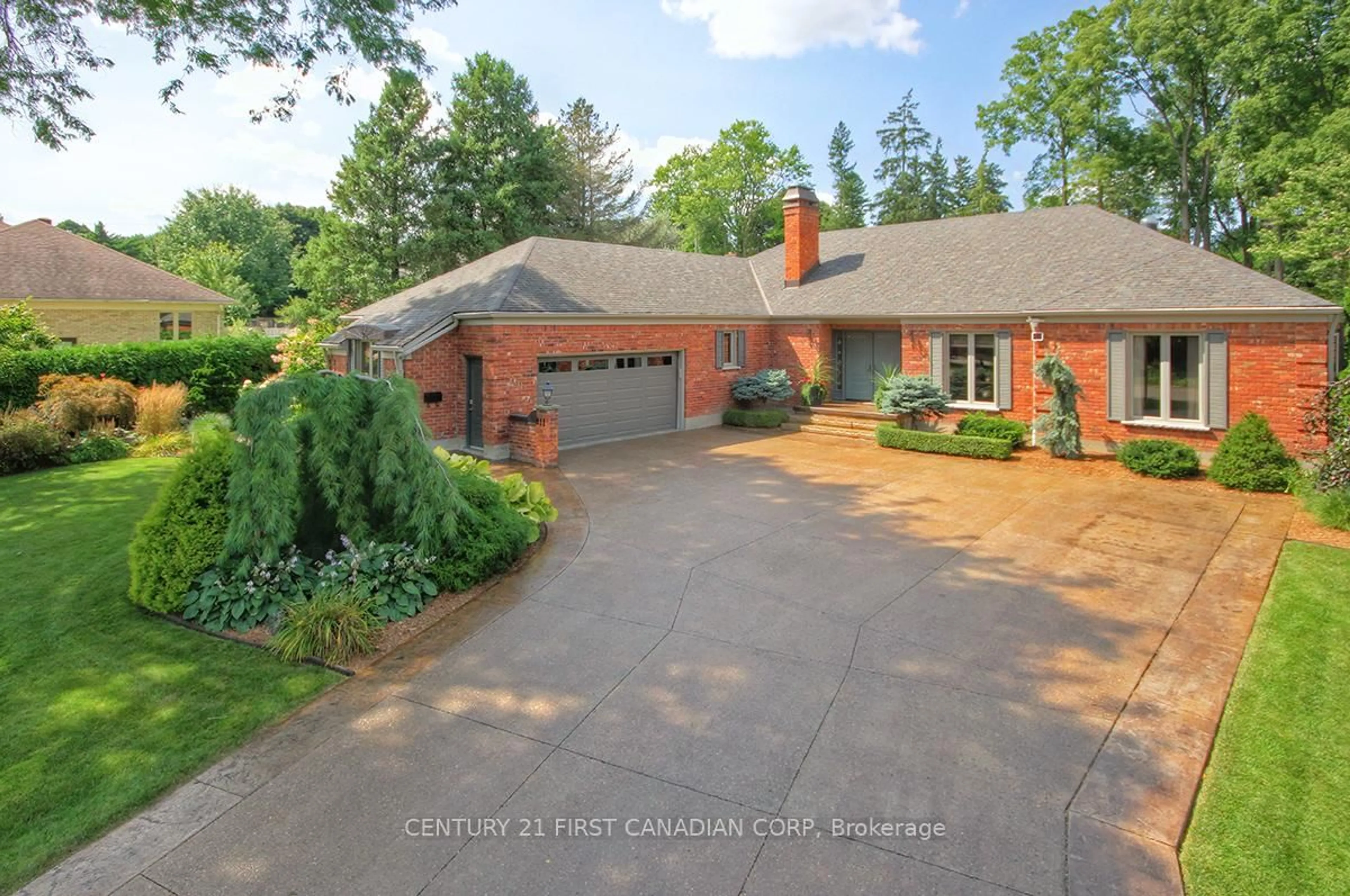 A pic from outside/outdoor area/front of a property/back of a property/a pic from drone, street for 811 Clearview Cres, London North Ontario N6H 4P6