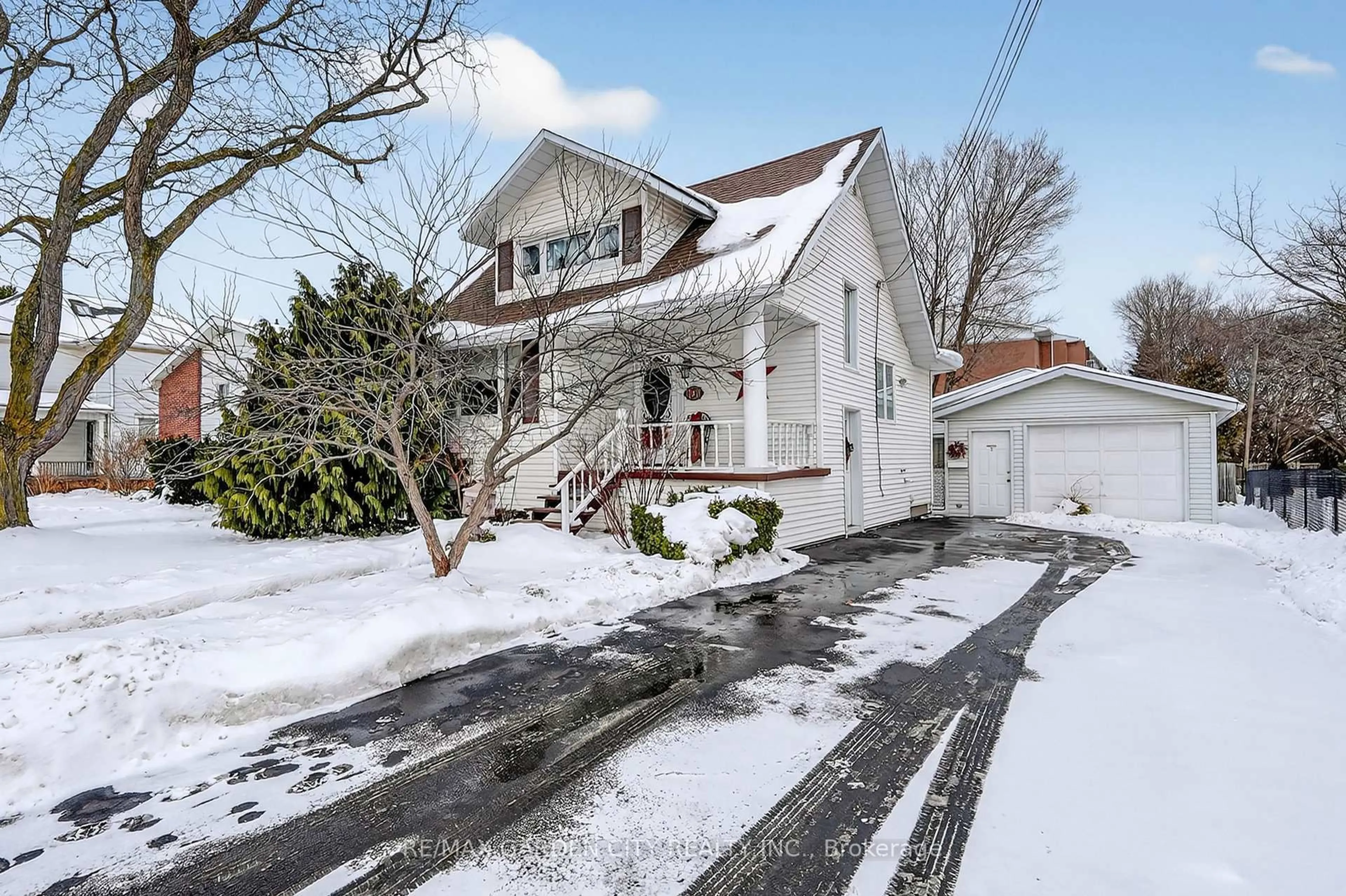 A pic from outside/outdoor area/front of a property/back of a property/a pic from drone, street for 110 Livingston Ave, Grimsby Ontario L3M 1L6