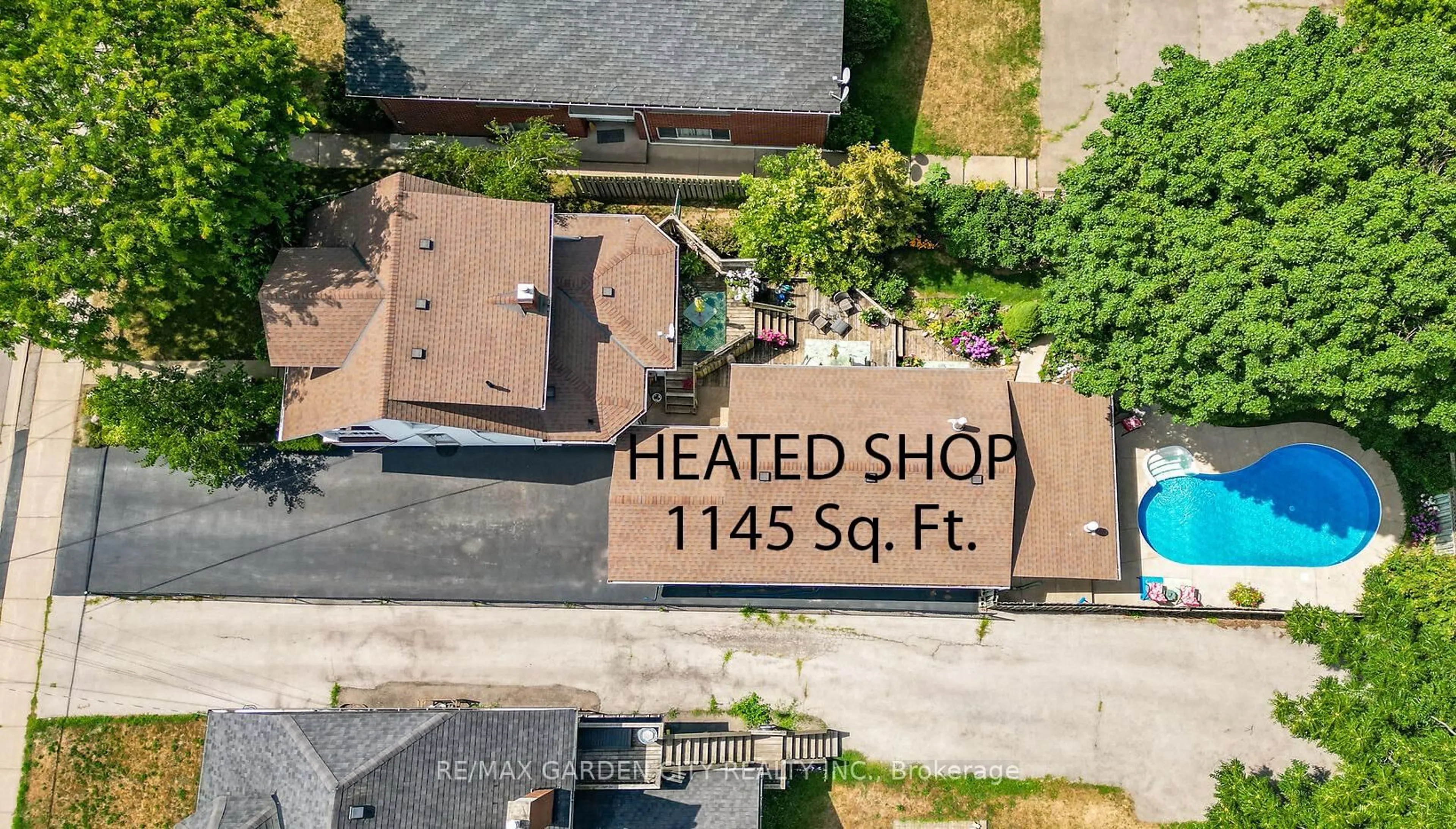 A pic from outside/outdoor area/front of a property/back of a property/a pic from drone, street for 110 Livingston Ave, Grimsby Ontario L3M 1L6