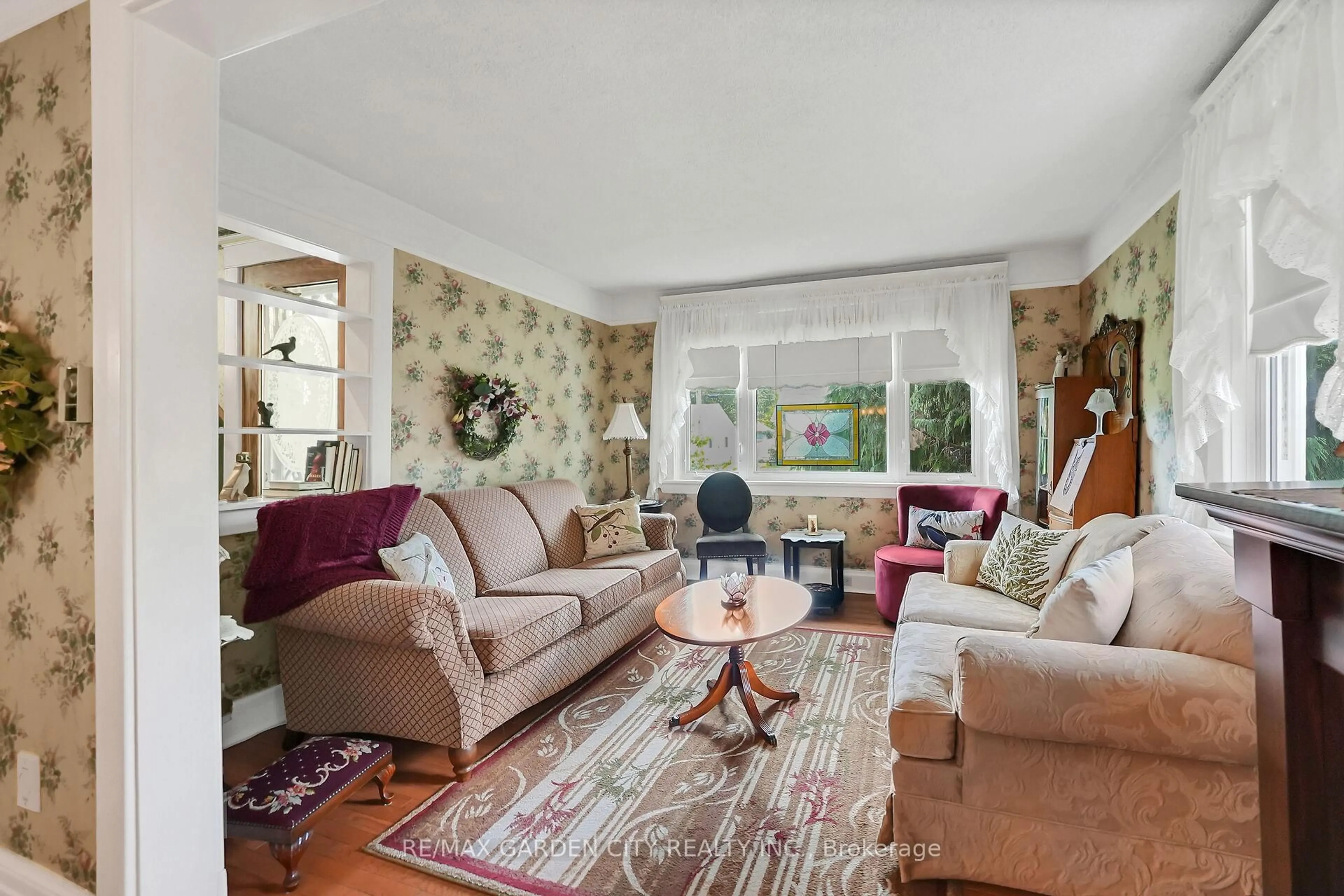 Living room with furniture, unknown for 110 Livingston Ave, Grimsby Ontario L3M 1L6