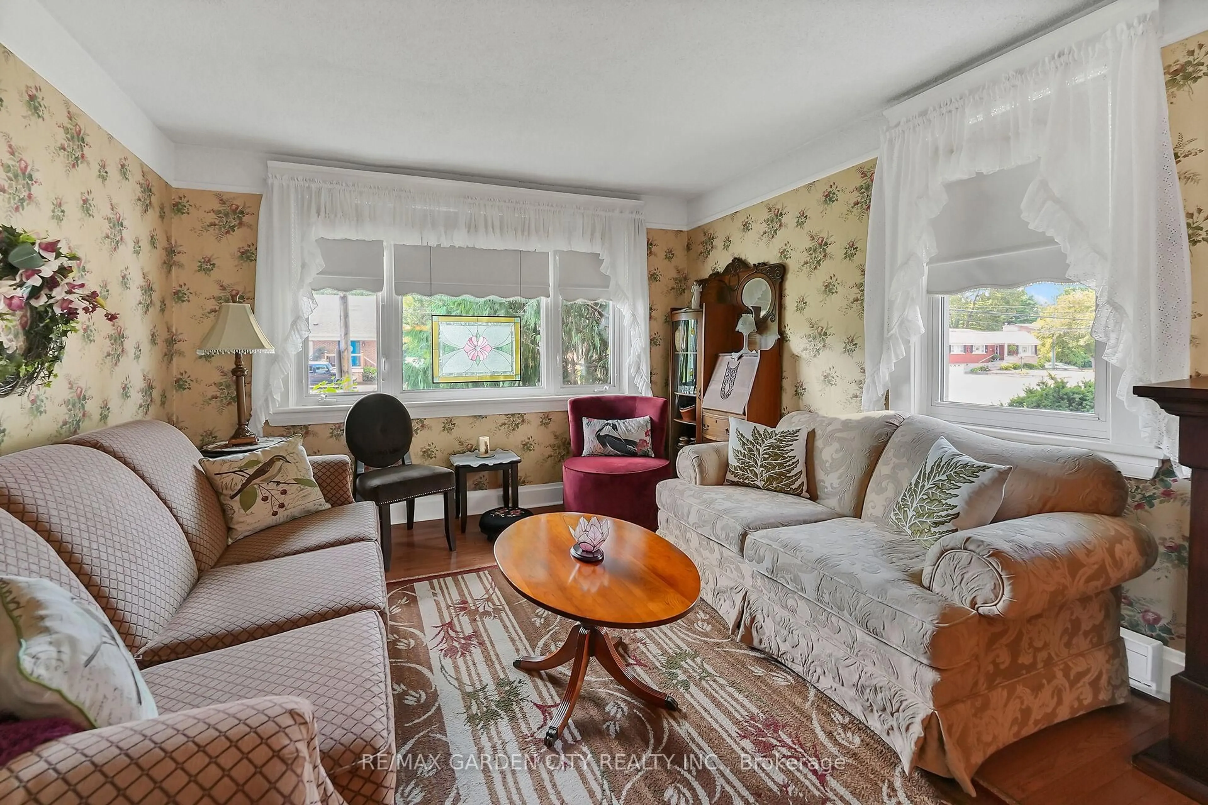 Living room with furniture, unknown for 110 Livingston Ave, Grimsby Ontario L3M 1L6