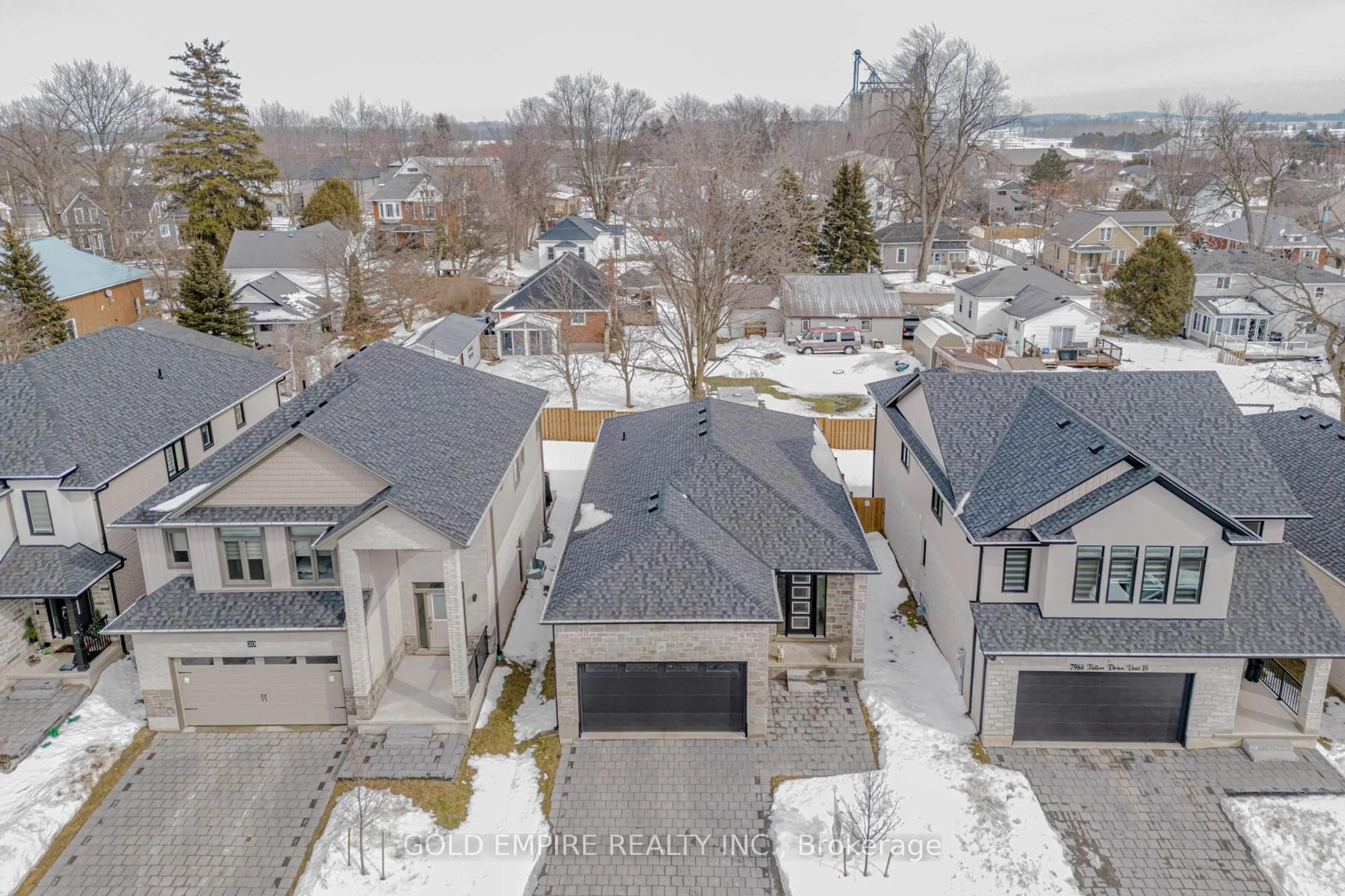 A pic from outside/outdoor area/front of a property/back of a property/a pic from drone, street for 7966 Fallon Dr #18, Lucan Biddulph Ontario N0M 1V0