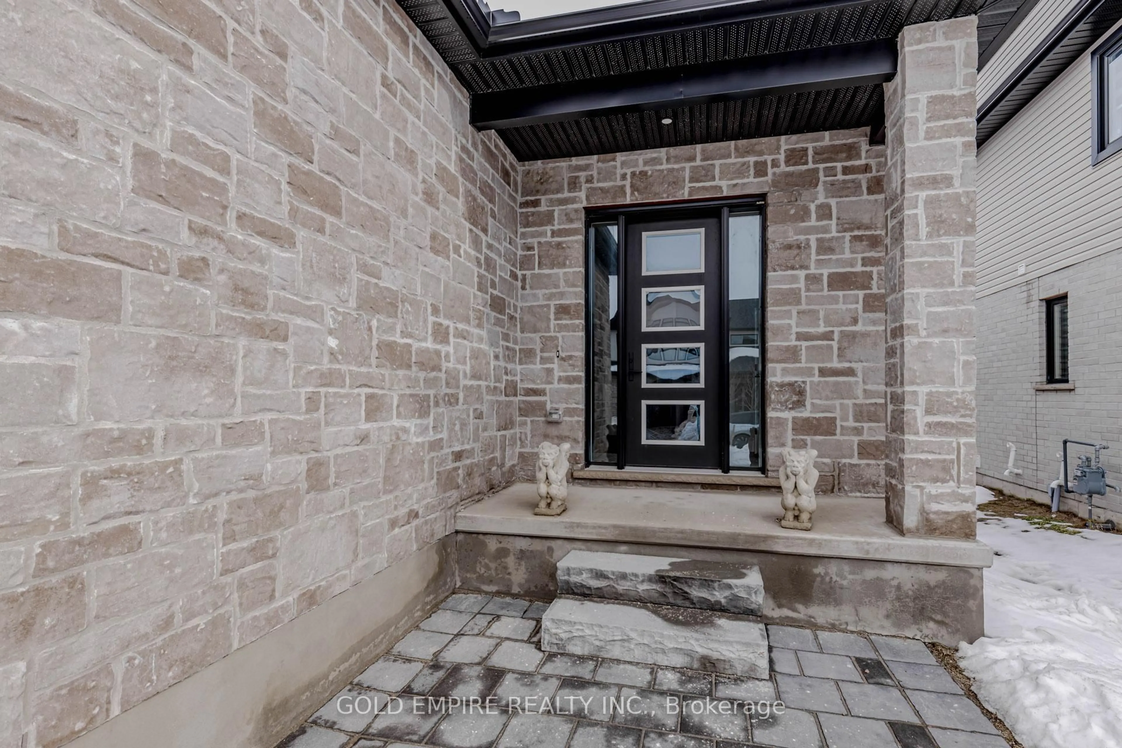 Indoor entryway for 7966 Fallon Dr #18, Lucan Biddulph Ontario N0M 1V0