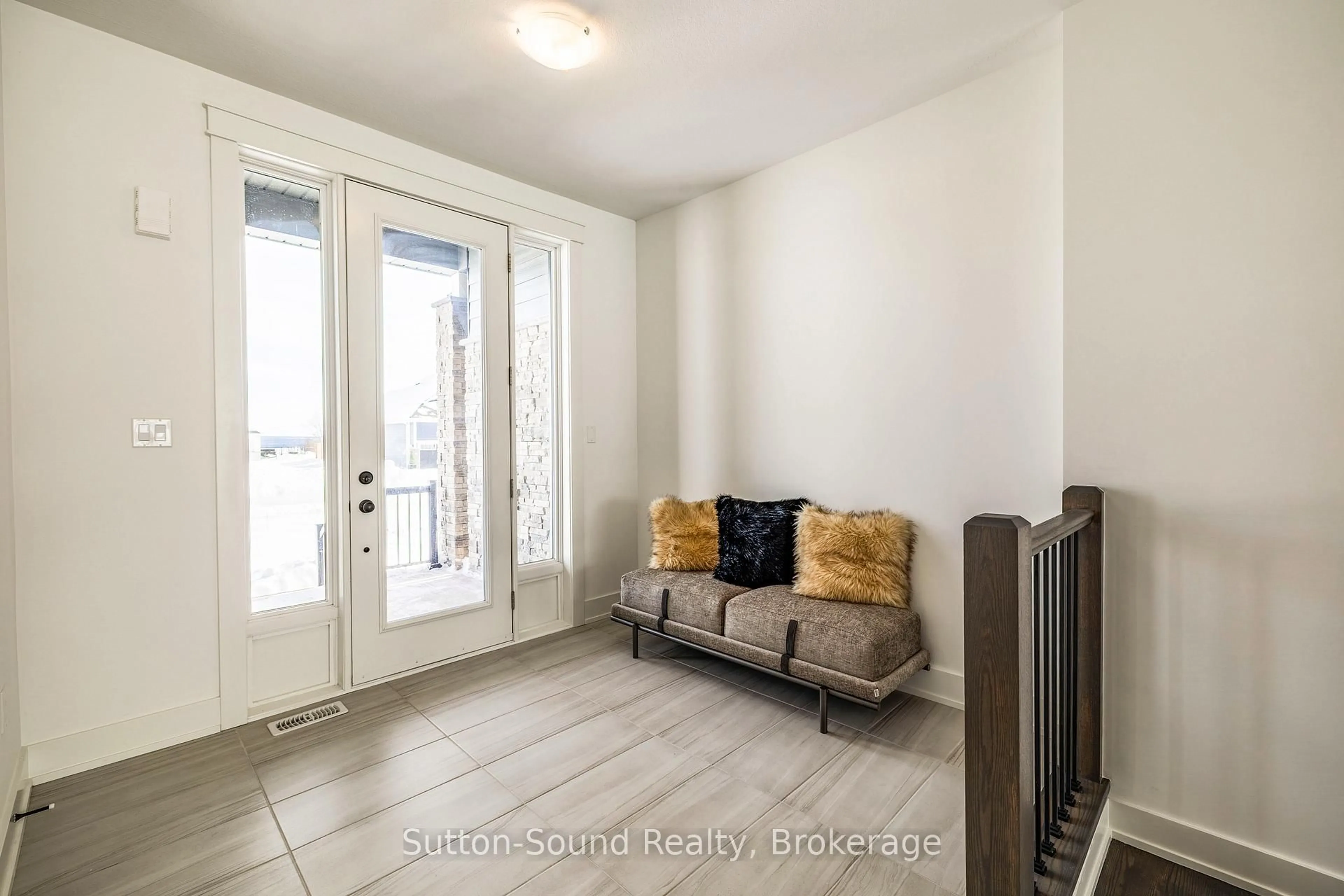 Indoor entryway for 116 Laurens Lane, Georgian Bluffs Ontario N0H 1S0