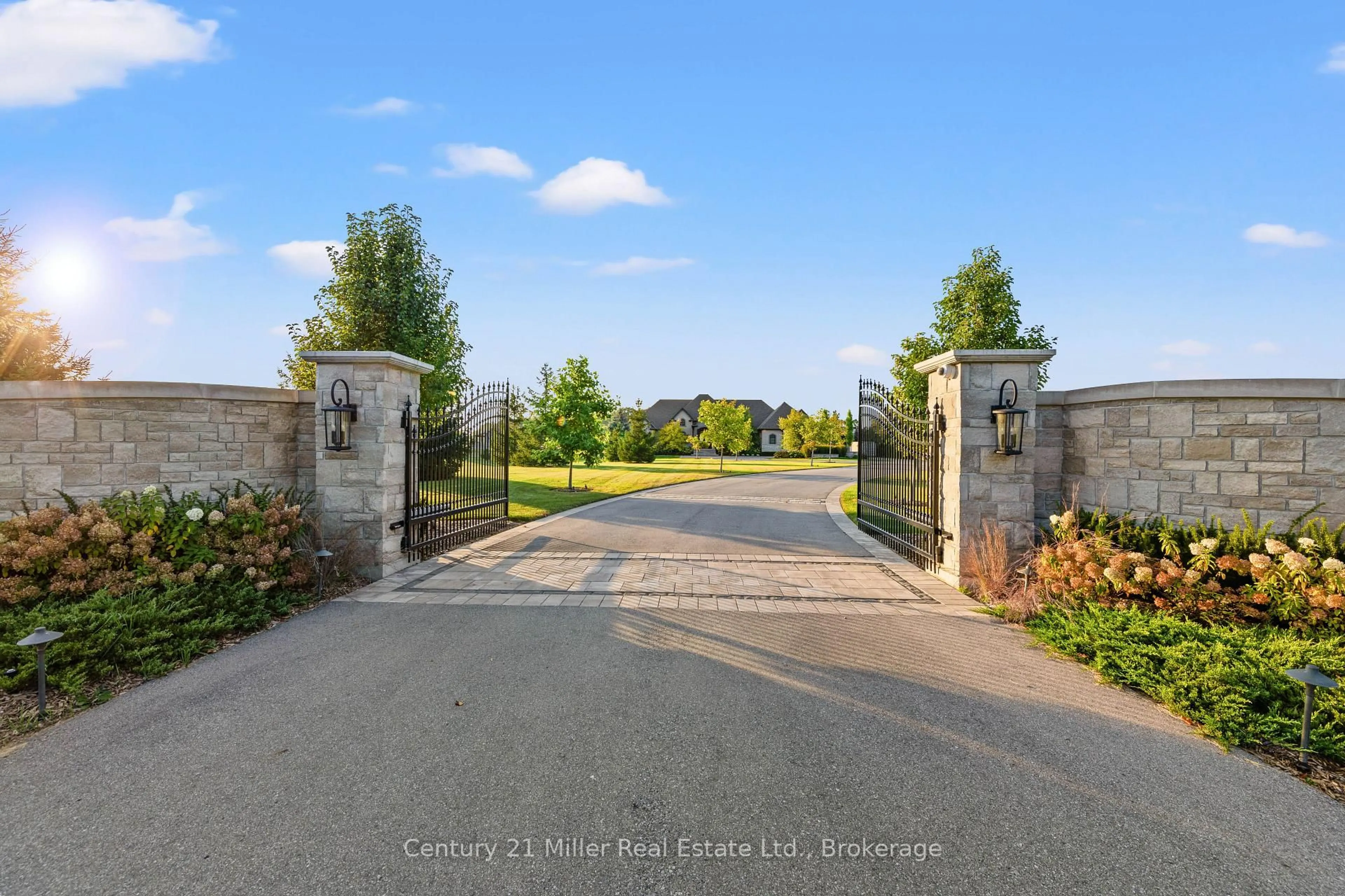 A pic from outside/outdoor area/front of a property/back of a property/a pic from drone, unknown for 214 Jerseyville Rd, Brantford Ontario N3T 5M1