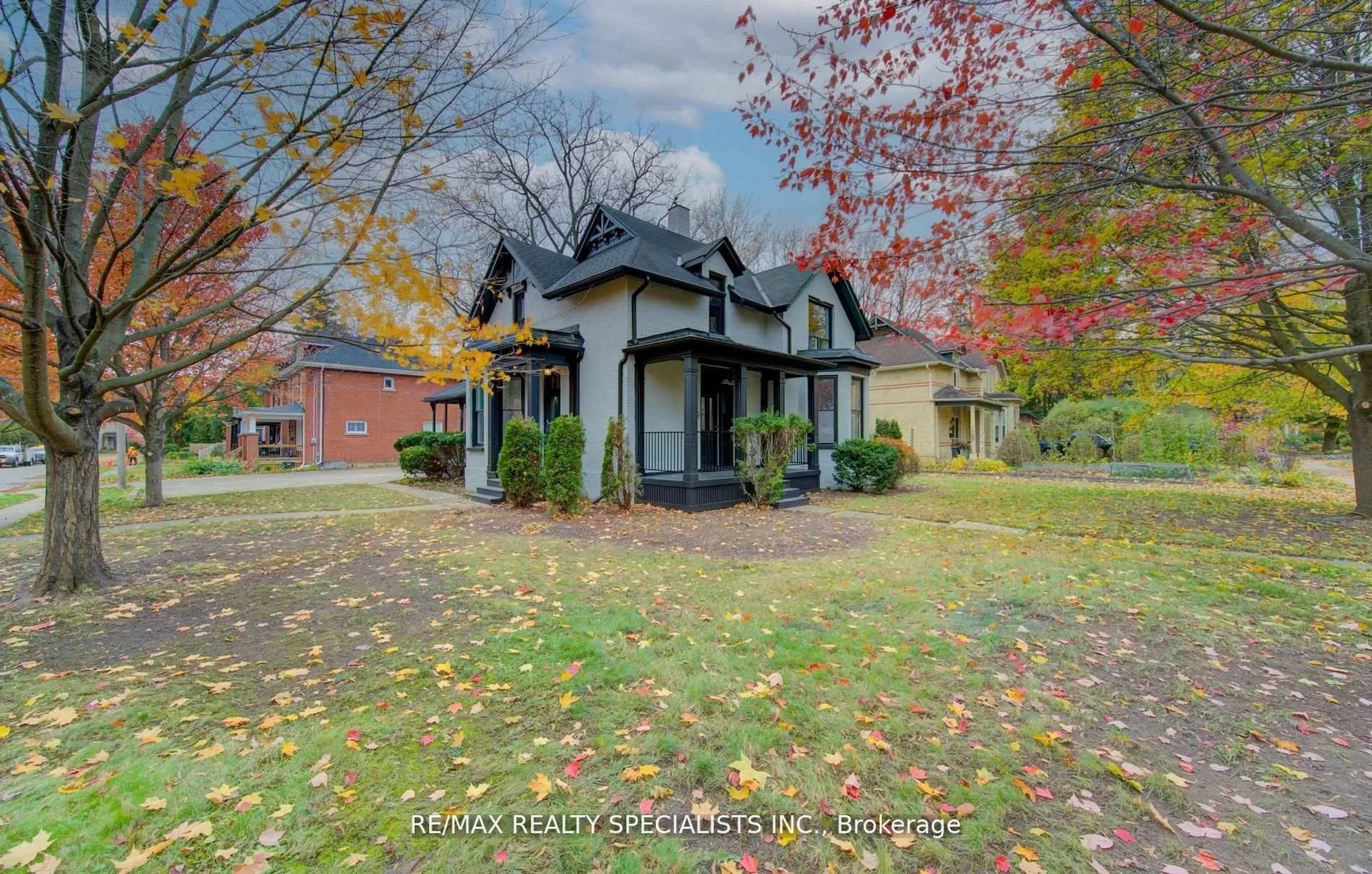 A pic from outside/outdoor area/front of a property/back of a property/a pic from drone, street for 22 Cathay St, Cambridge Ontario N1R 4V2