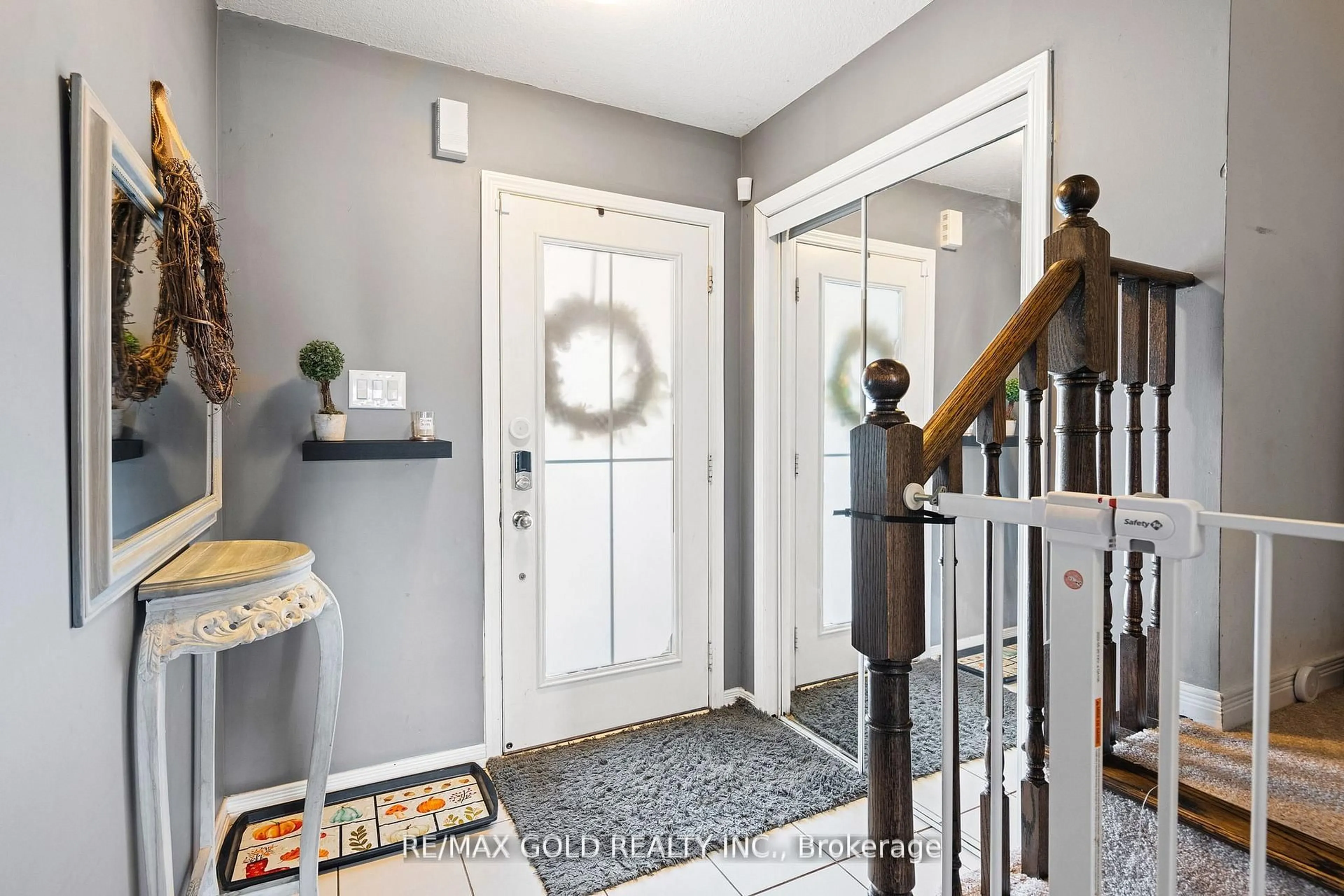 Indoor entryway for 8541 Nightshade St, Niagara Falls Ontario L2H 0K9